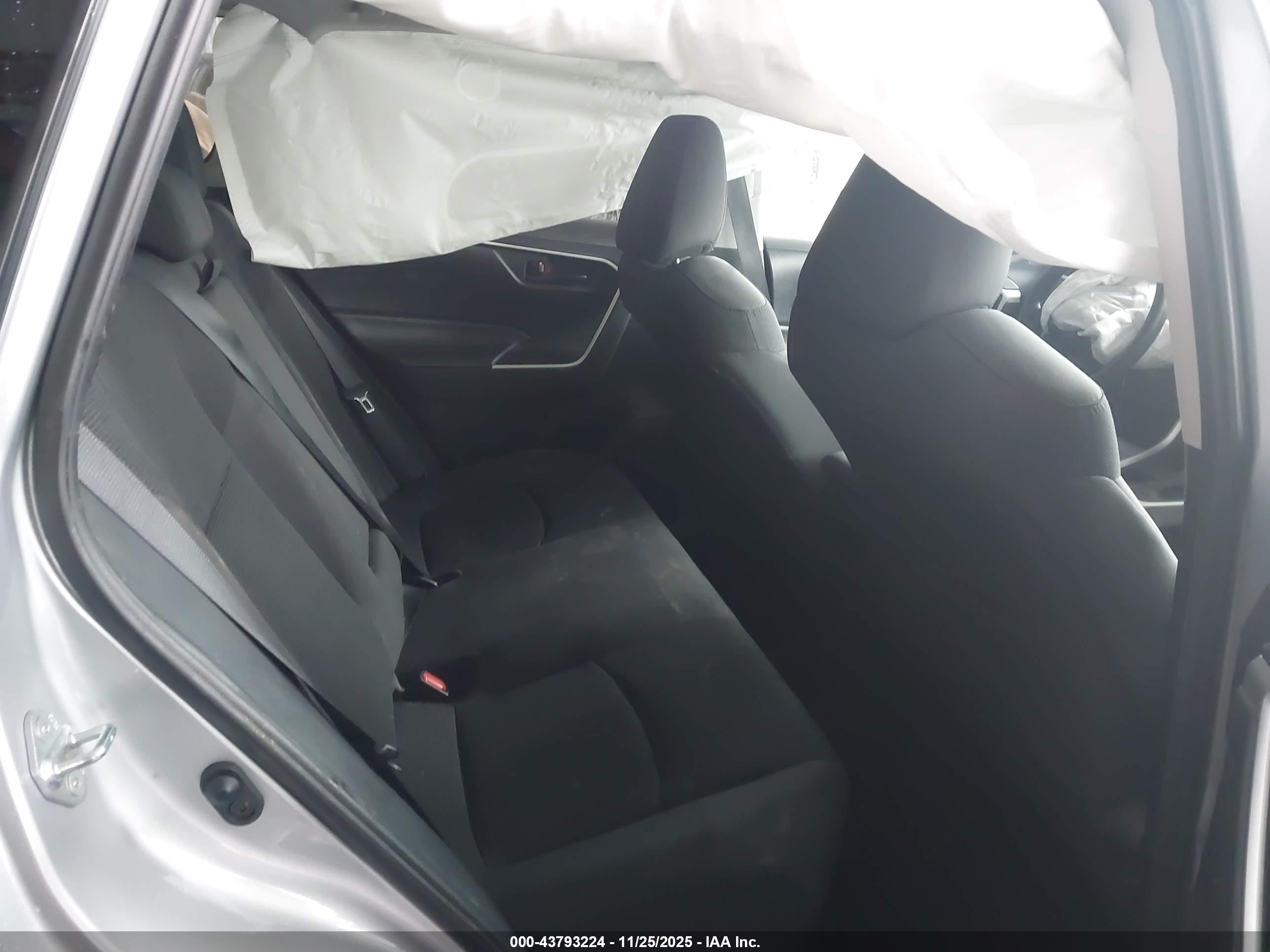 TOYOTA RAV4 image 8