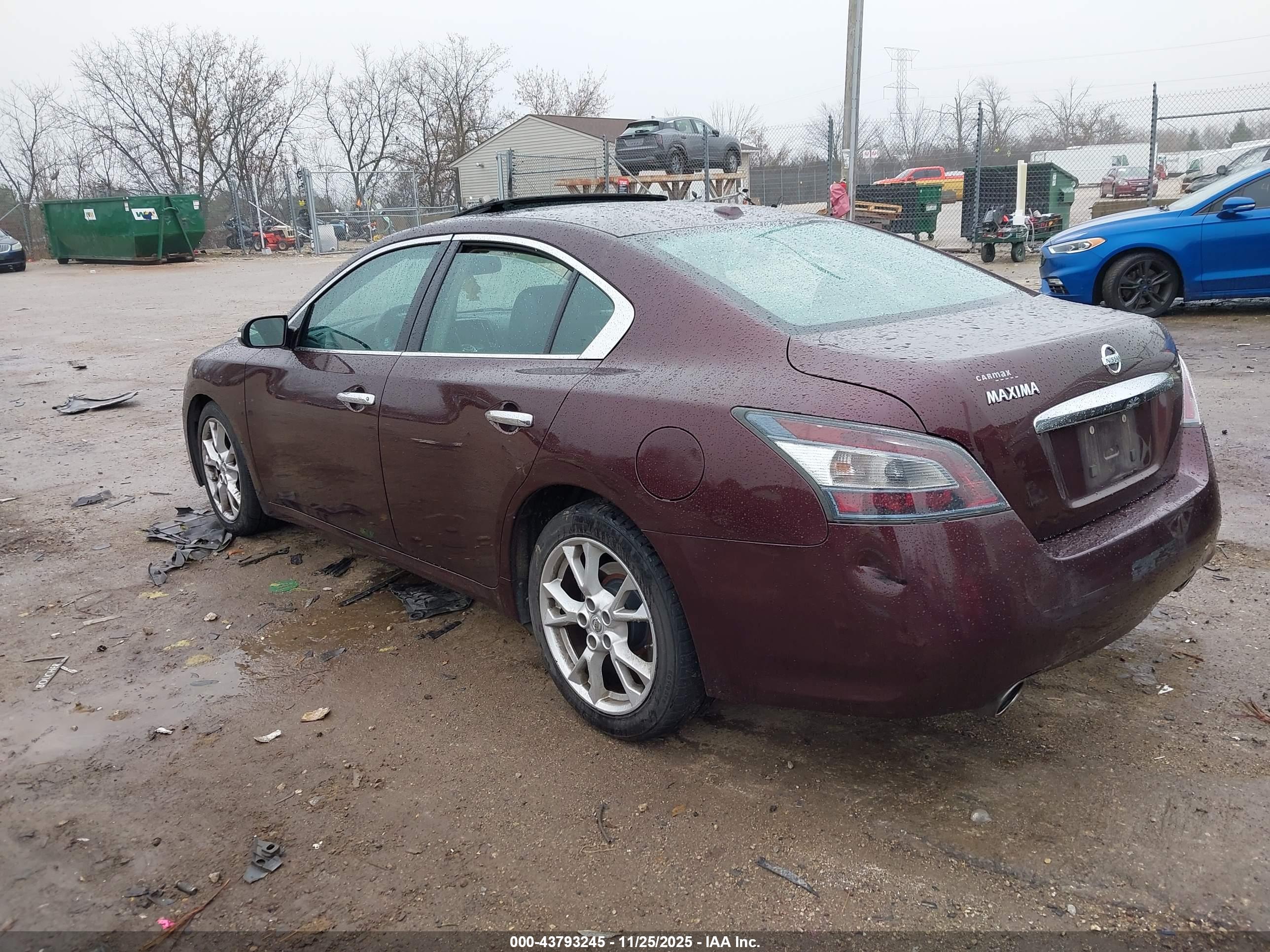 NISSAN MAXIMA image 3
