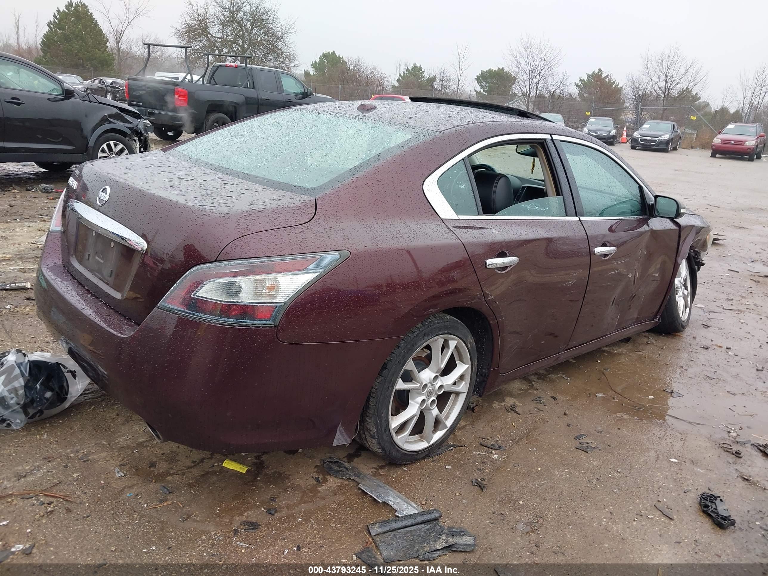 NISSAN MAXIMA image 4