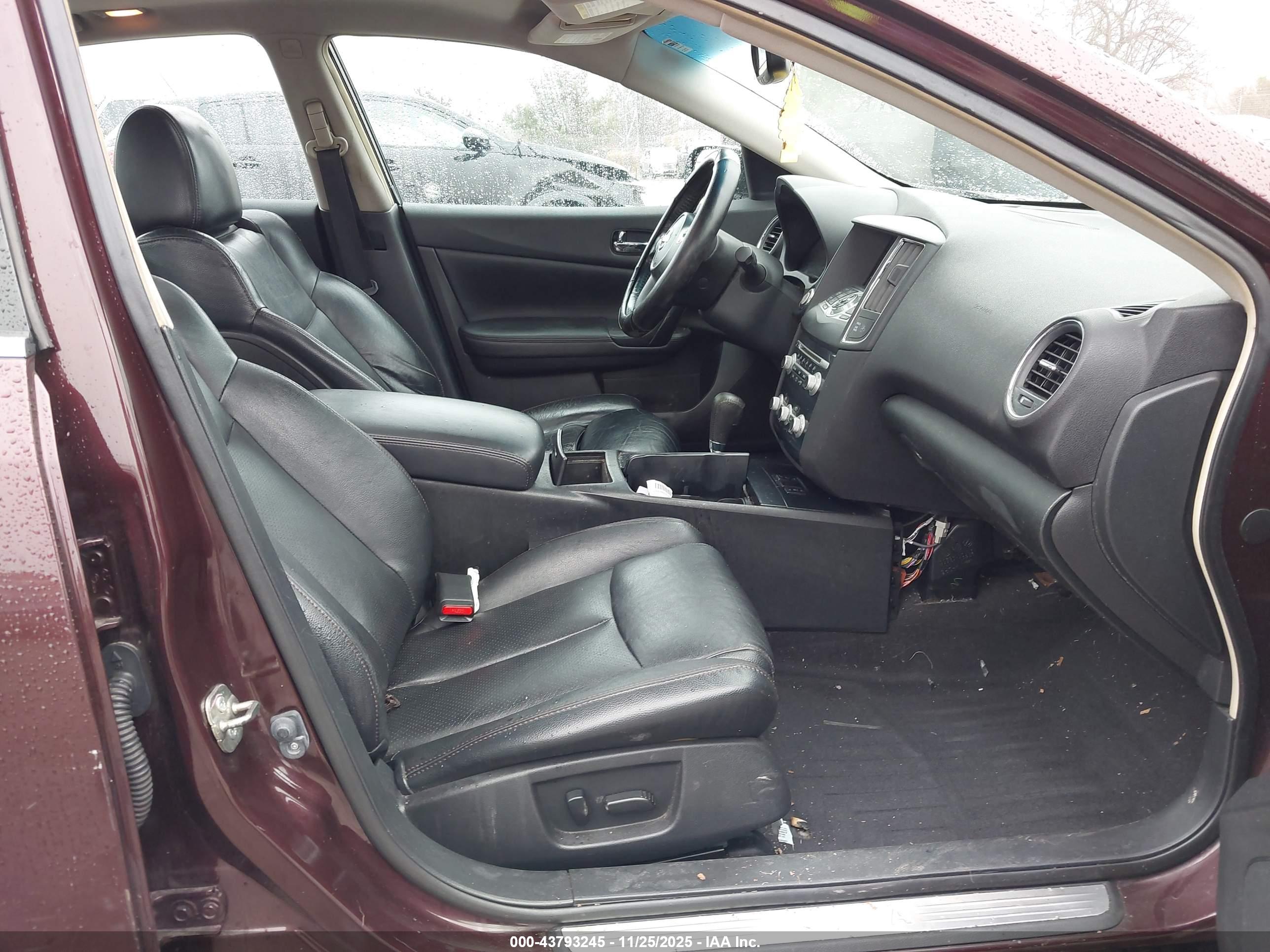 NISSAN MAXIMA image 5