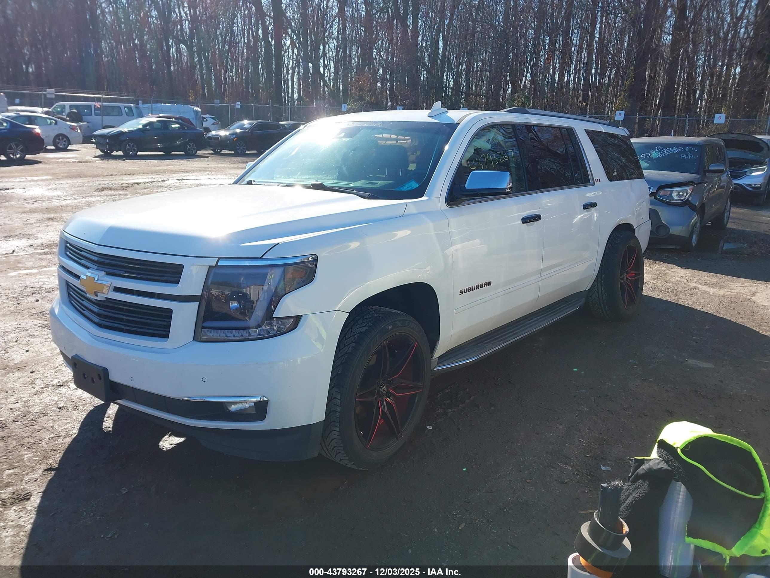 CHEVROLET SUBURBAN image 2