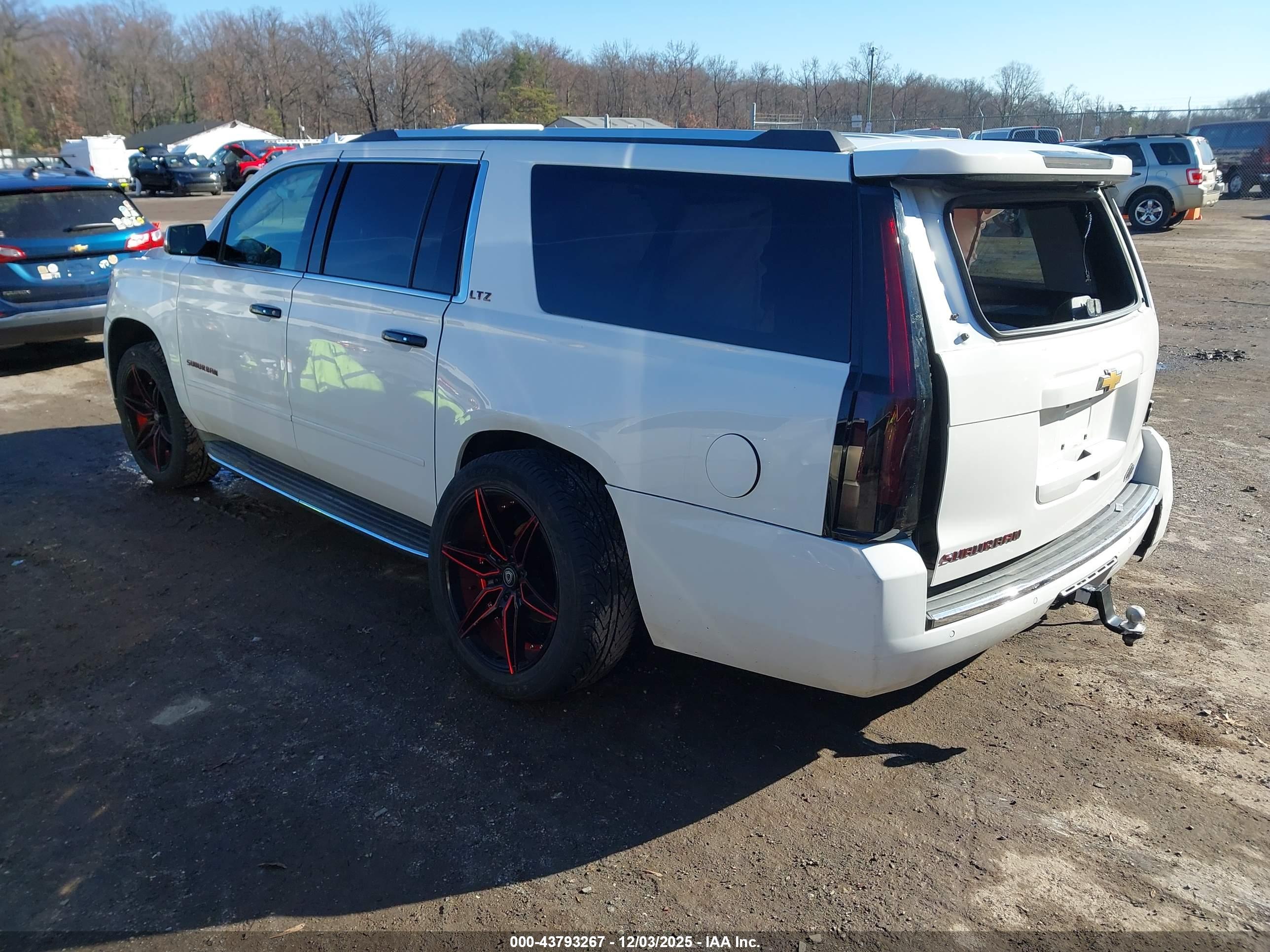 CHEVROLET SUBURBAN image 3