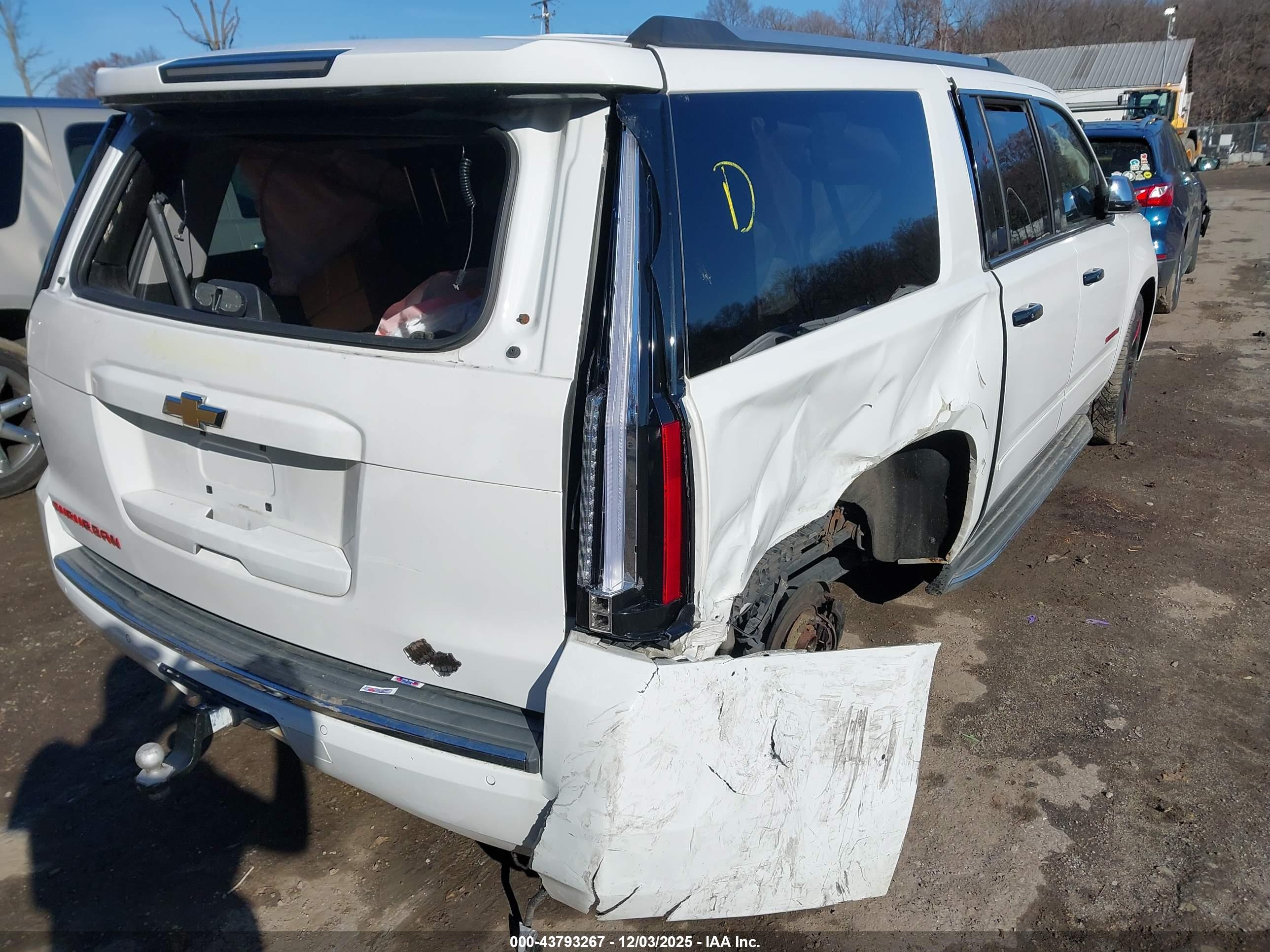 CHEVROLET SUBURBAN image 6