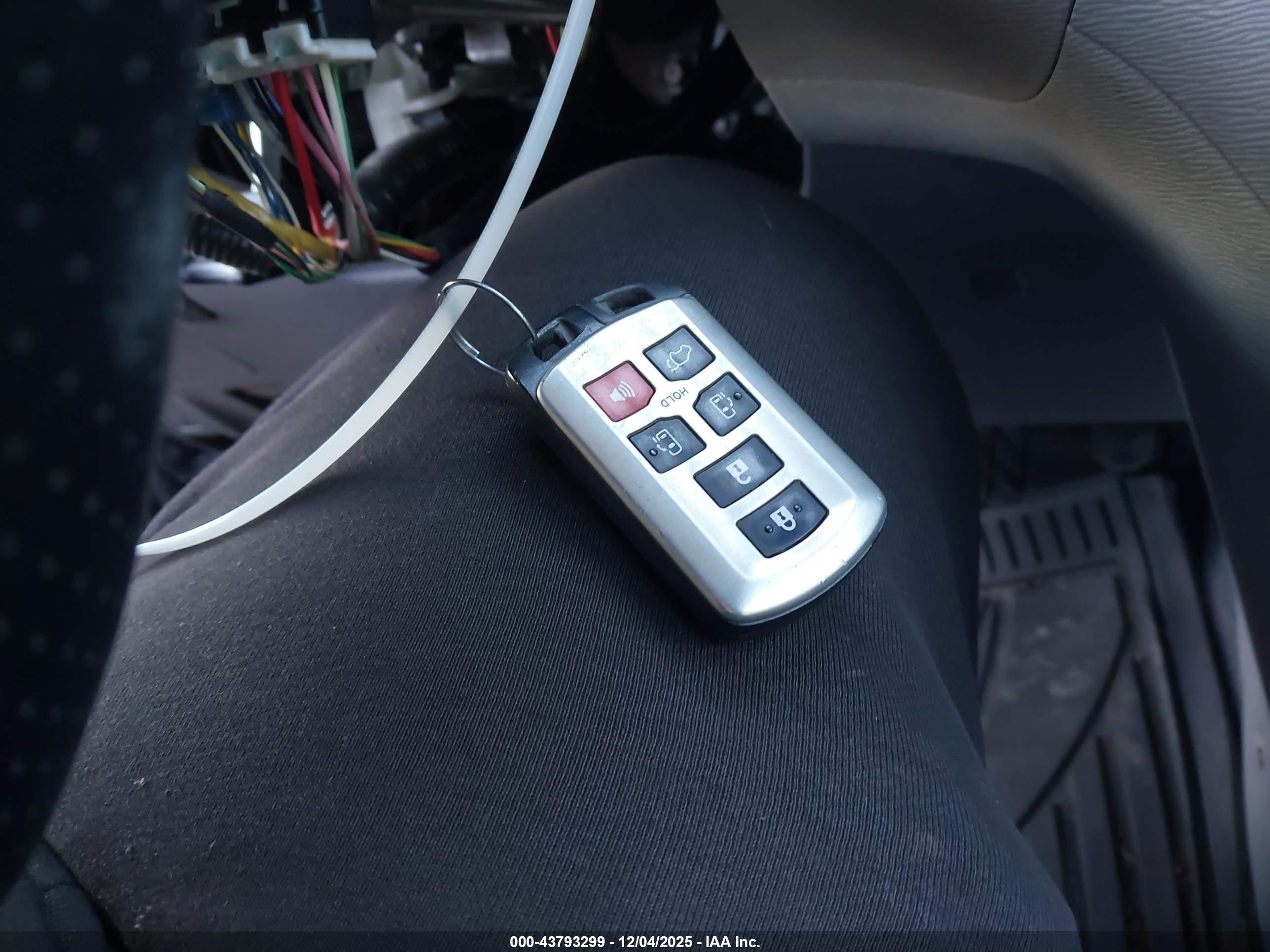 TOYOTA SIENNA image 11