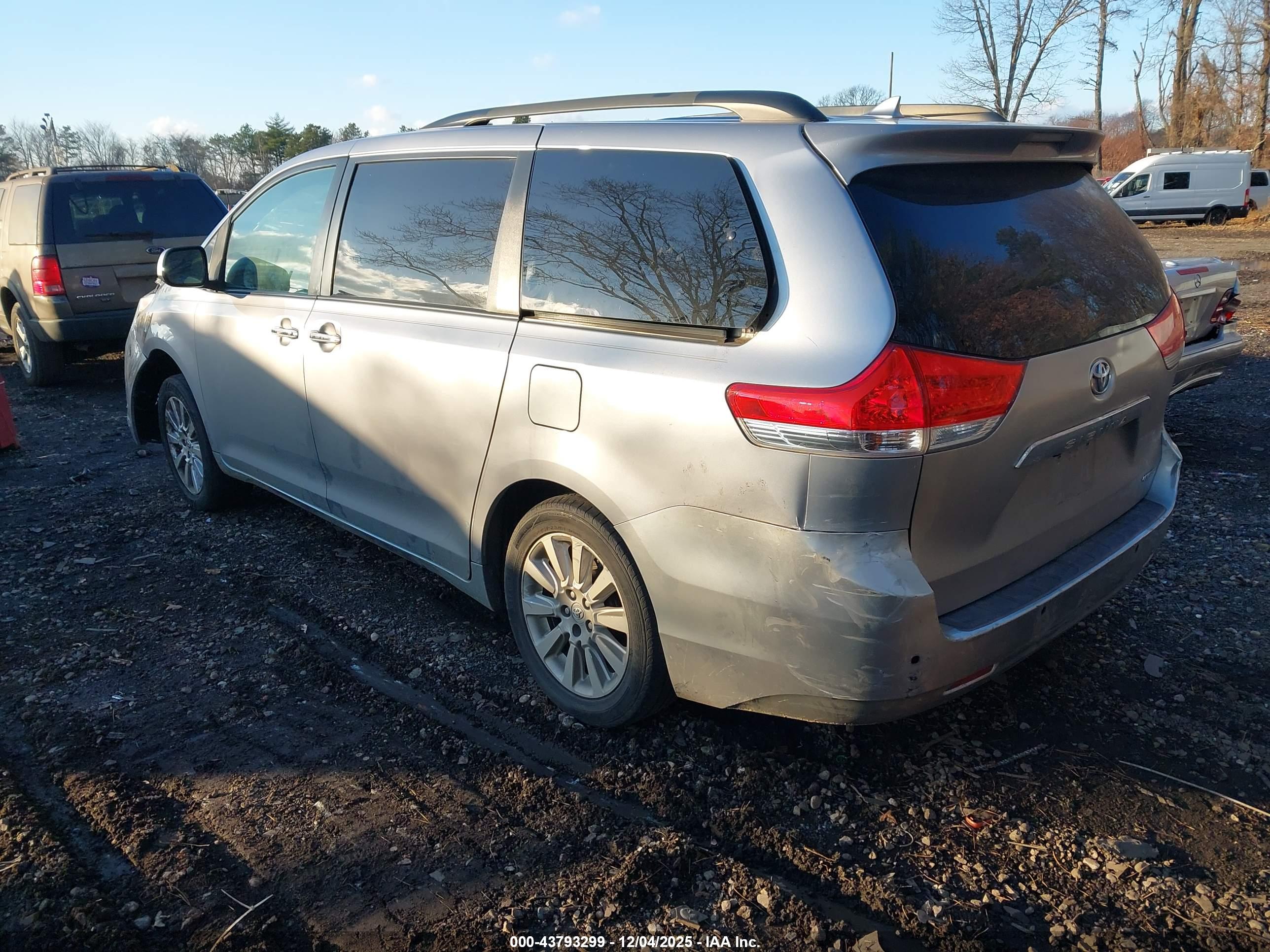TOYOTA SIENNA image 3