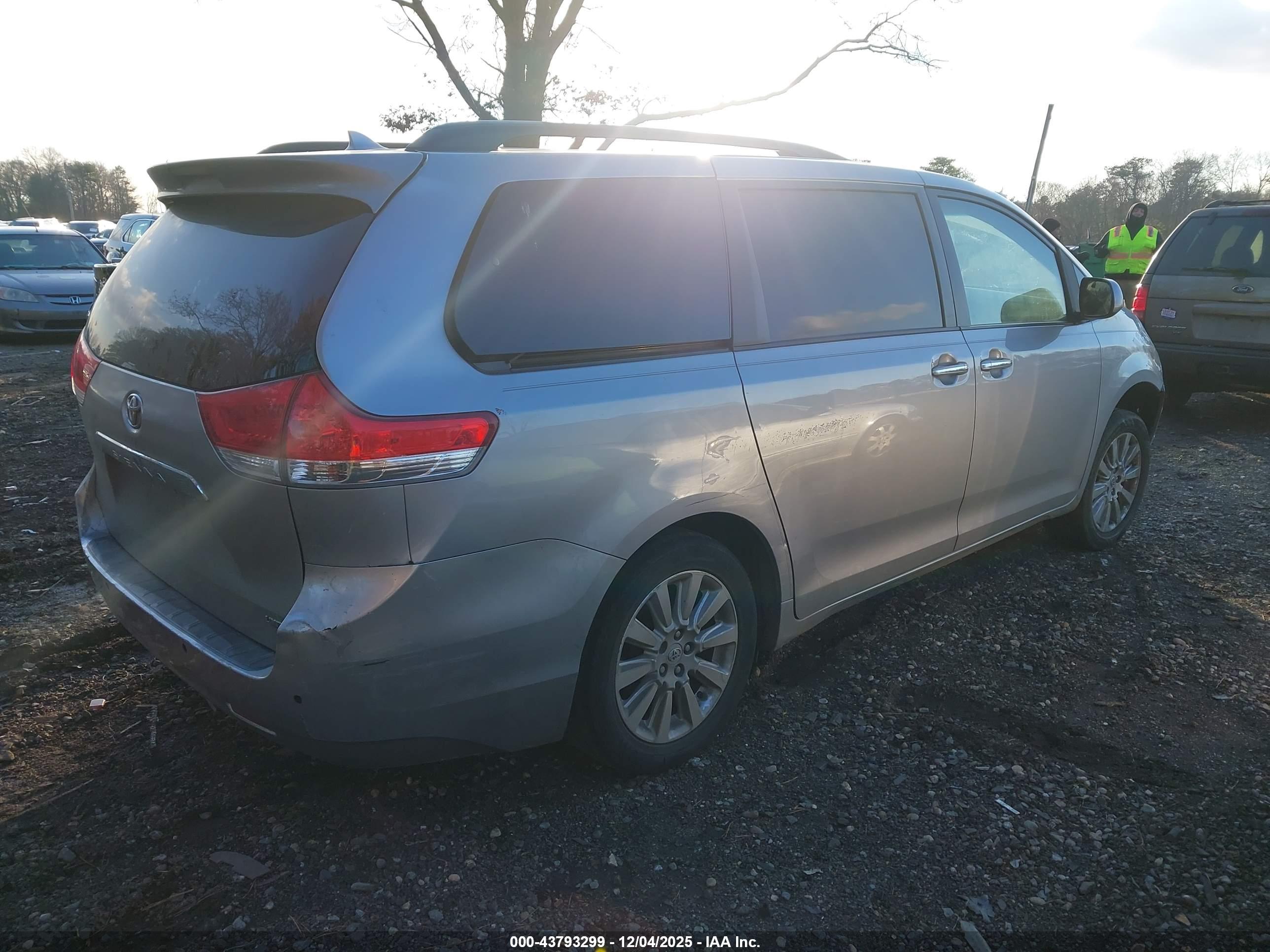 TOYOTA SIENNA image 4