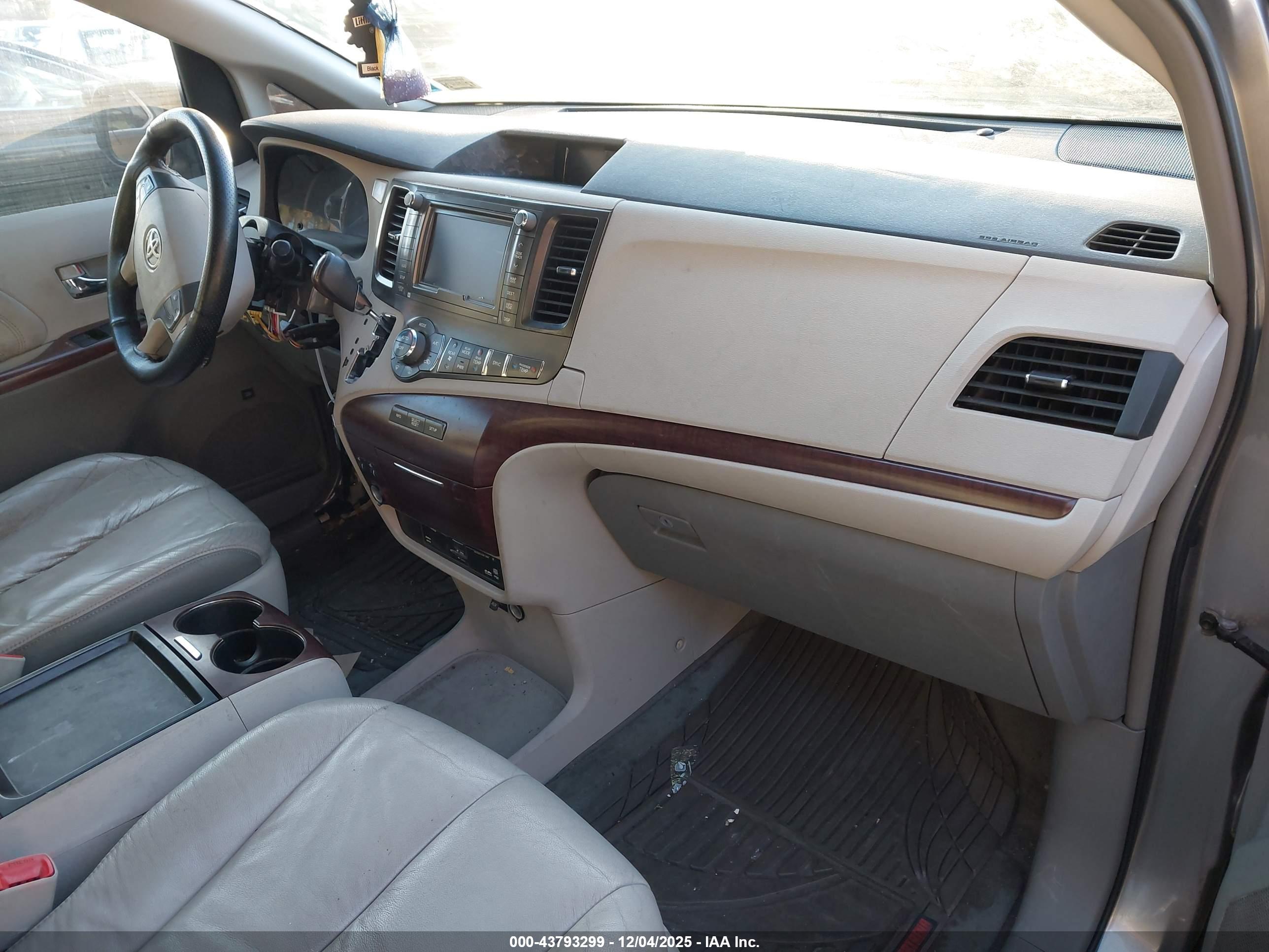 TOYOTA SIENNA image 5