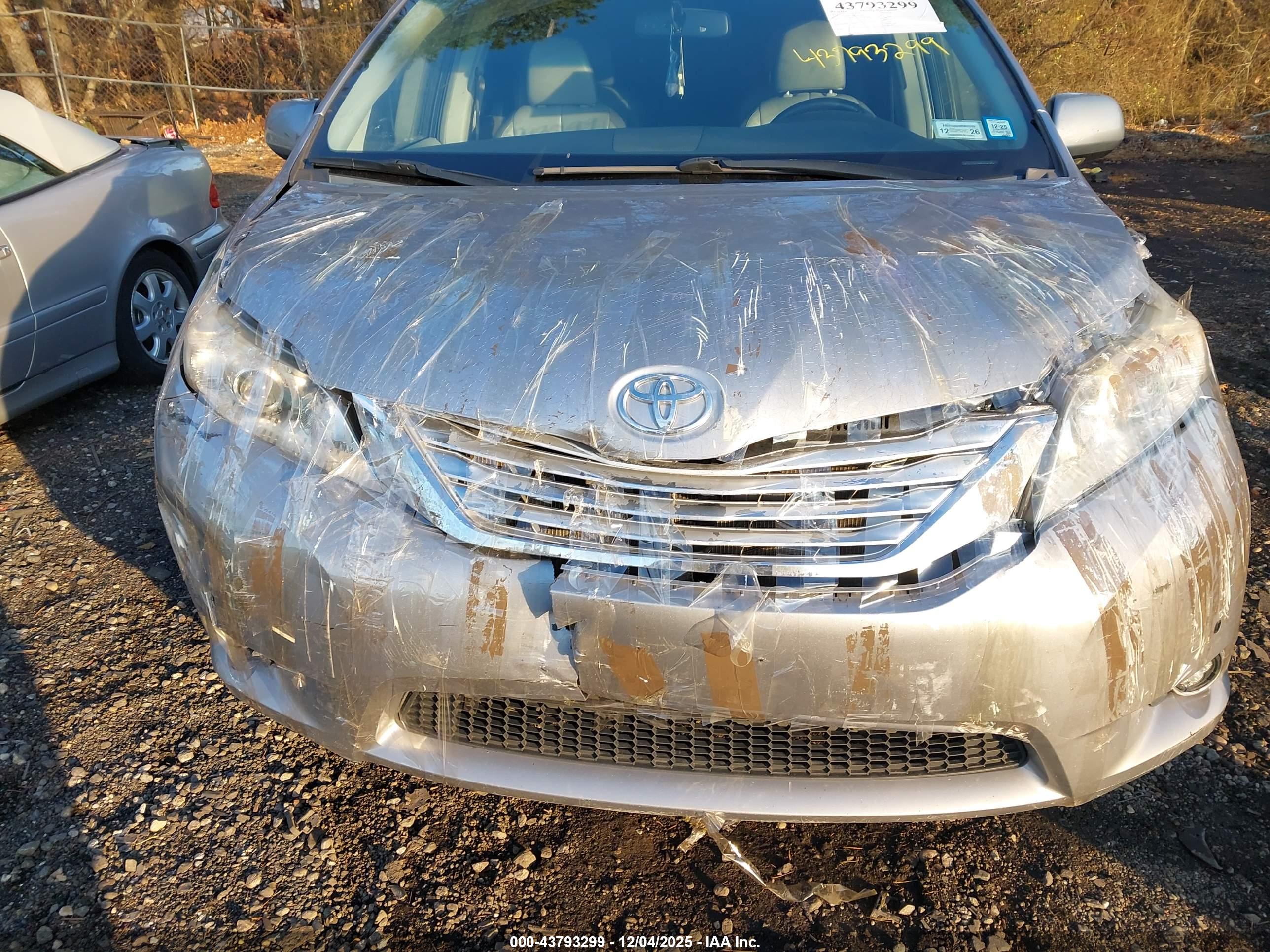 TOYOTA SIENNA image 6