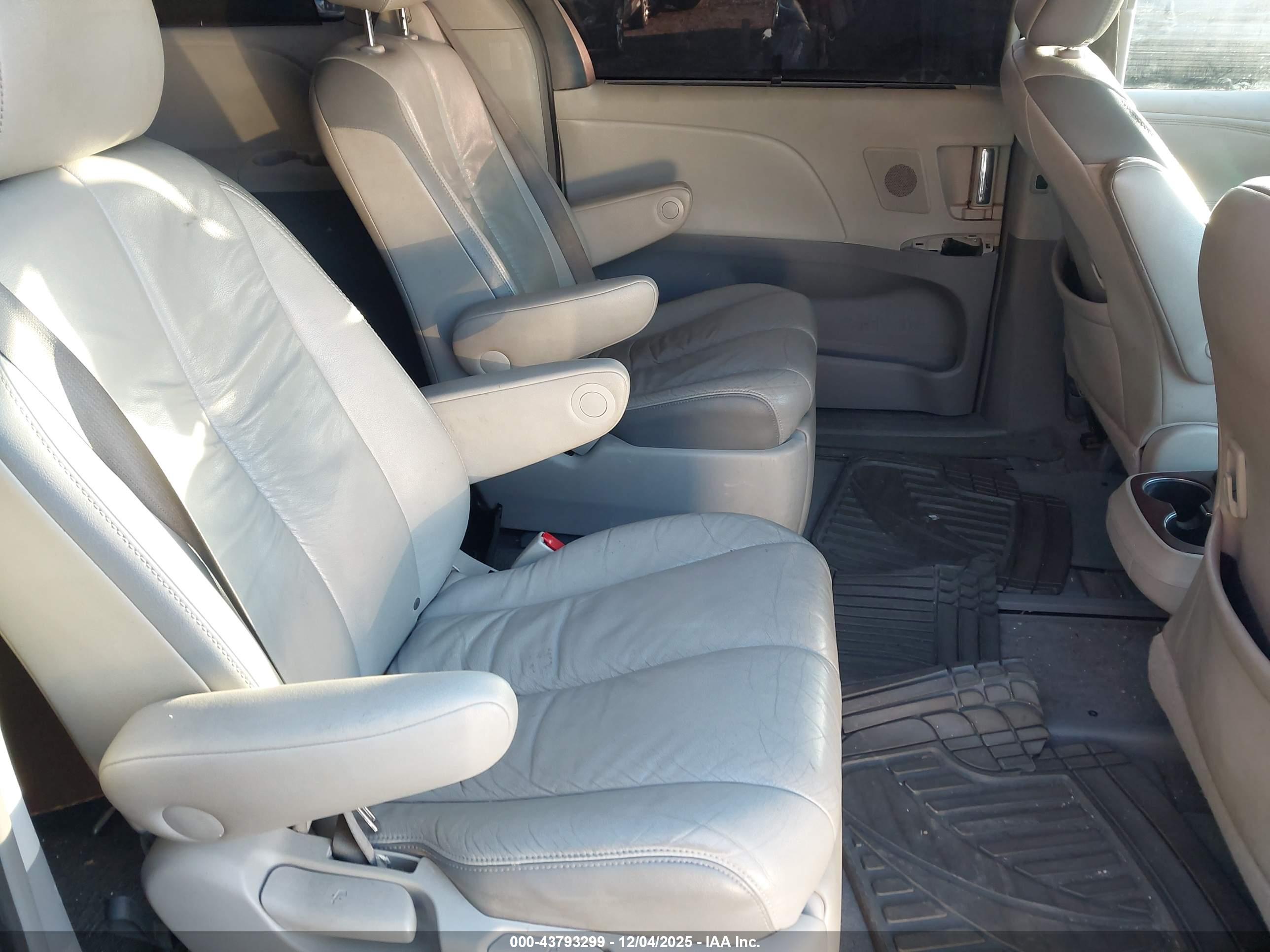 TOYOTA SIENNA image 8