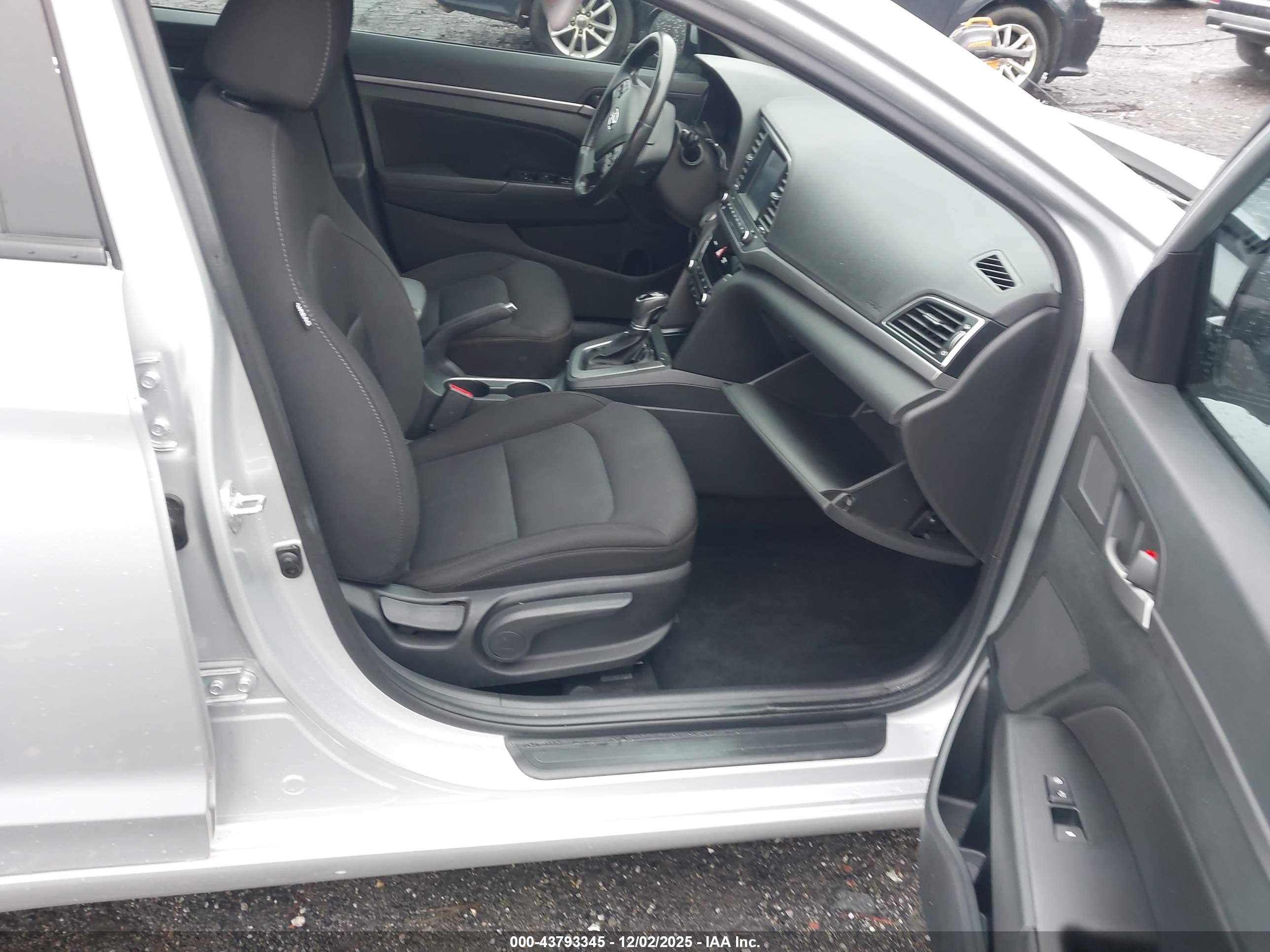 HYUNDAI ELANTRA image 5