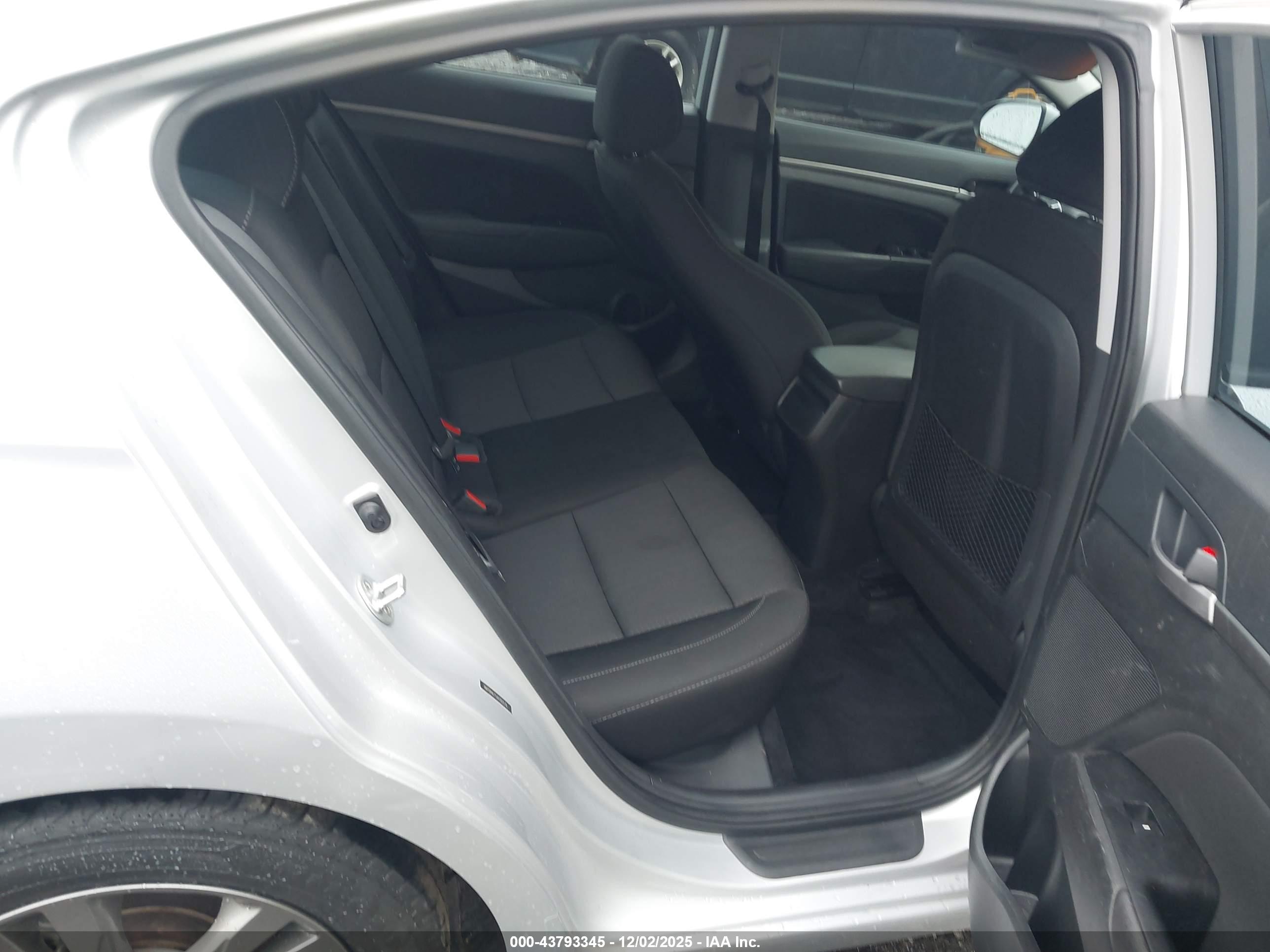 HYUNDAI ELANTRA image 8