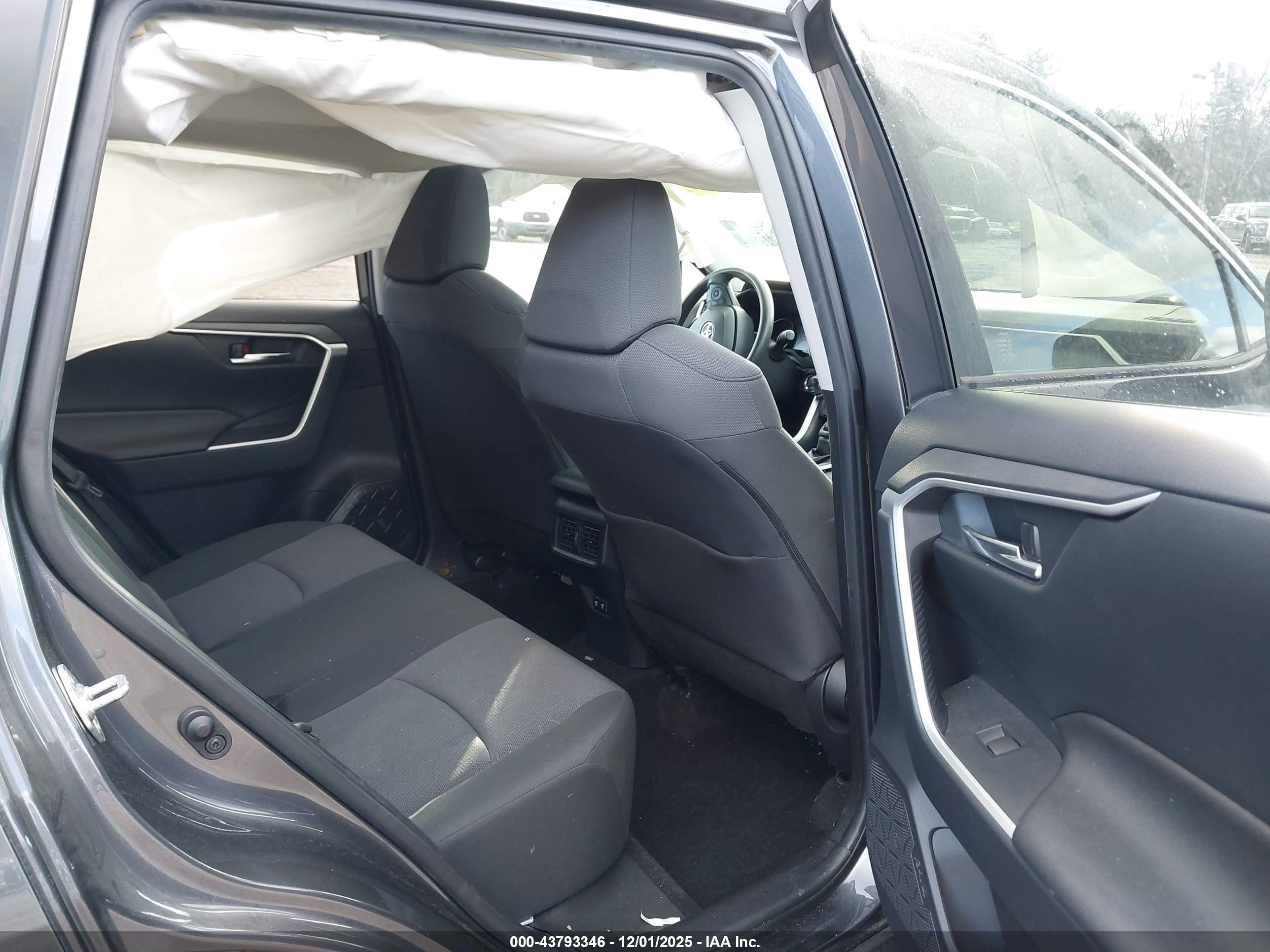 TOYOTA RAV4 image 8