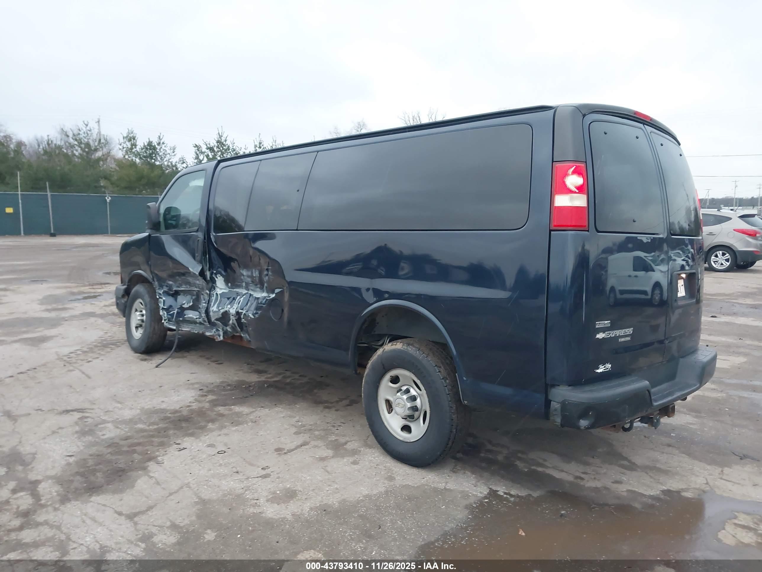 CHEVROLET EXPRESS image 3