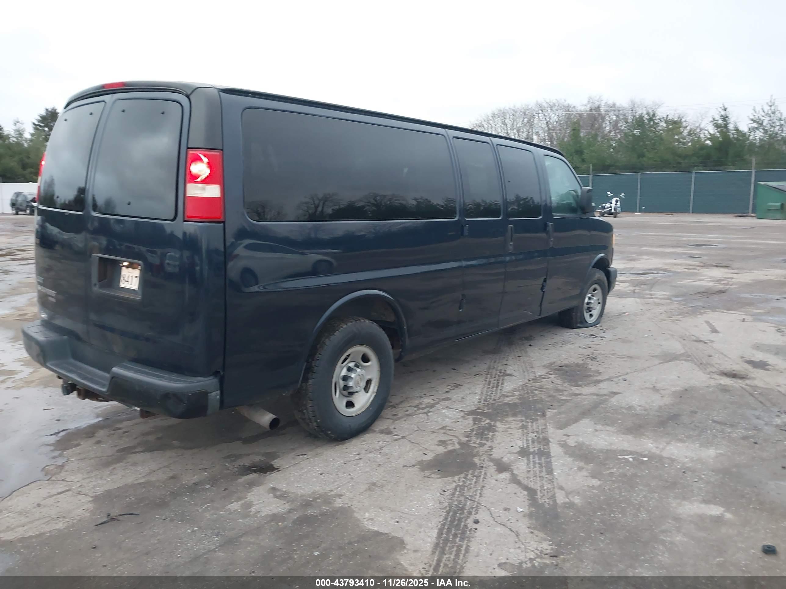 CHEVROLET EXPRESS image 4