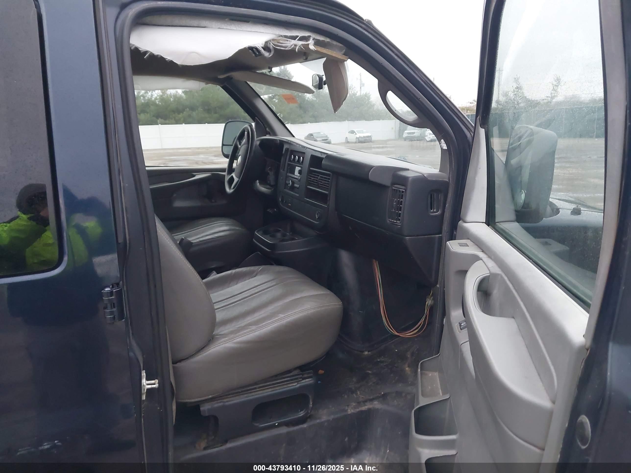 CHEVROLET EXPRESS image 5