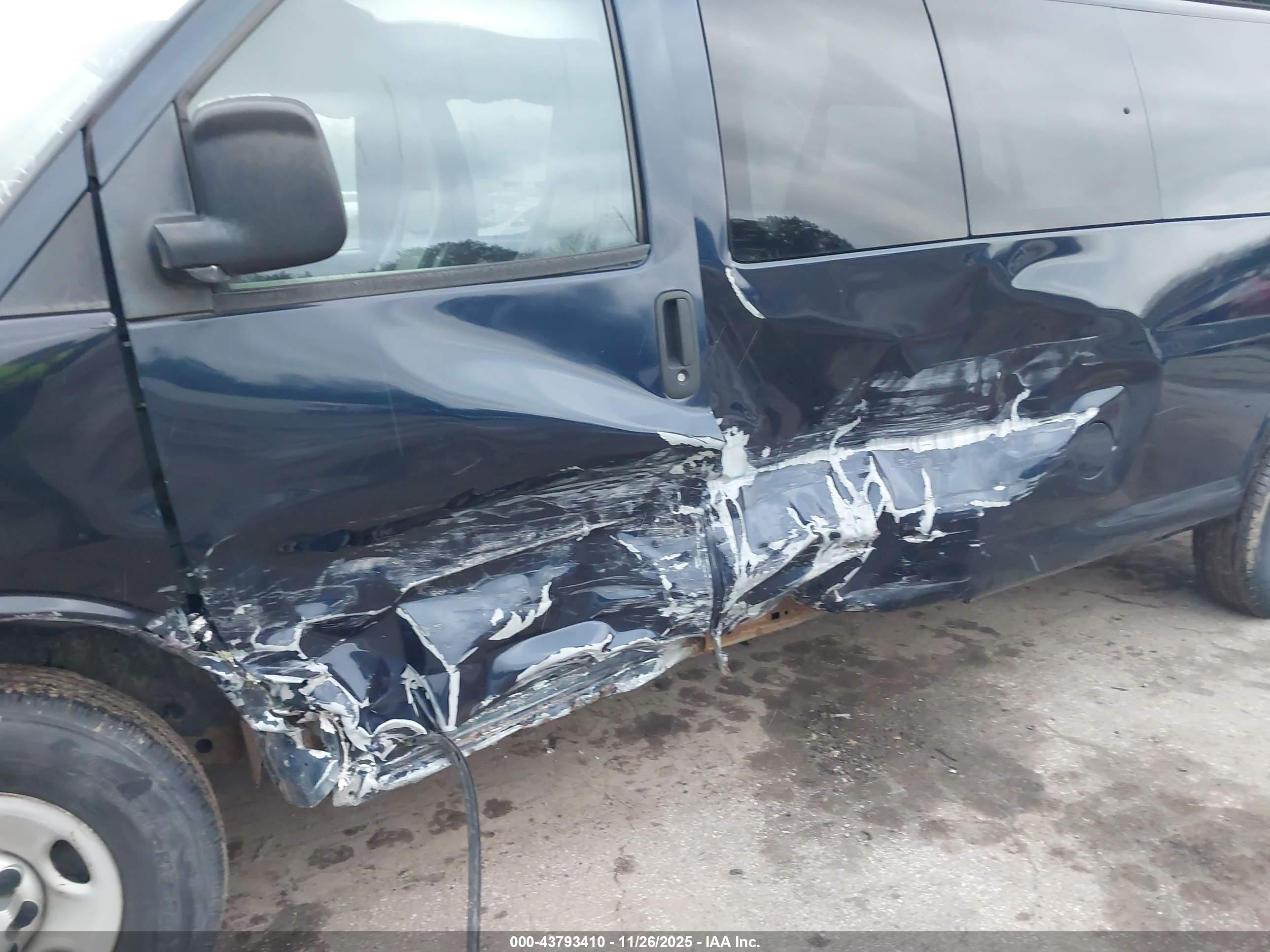 CHEVROLET EXPRESS image 6