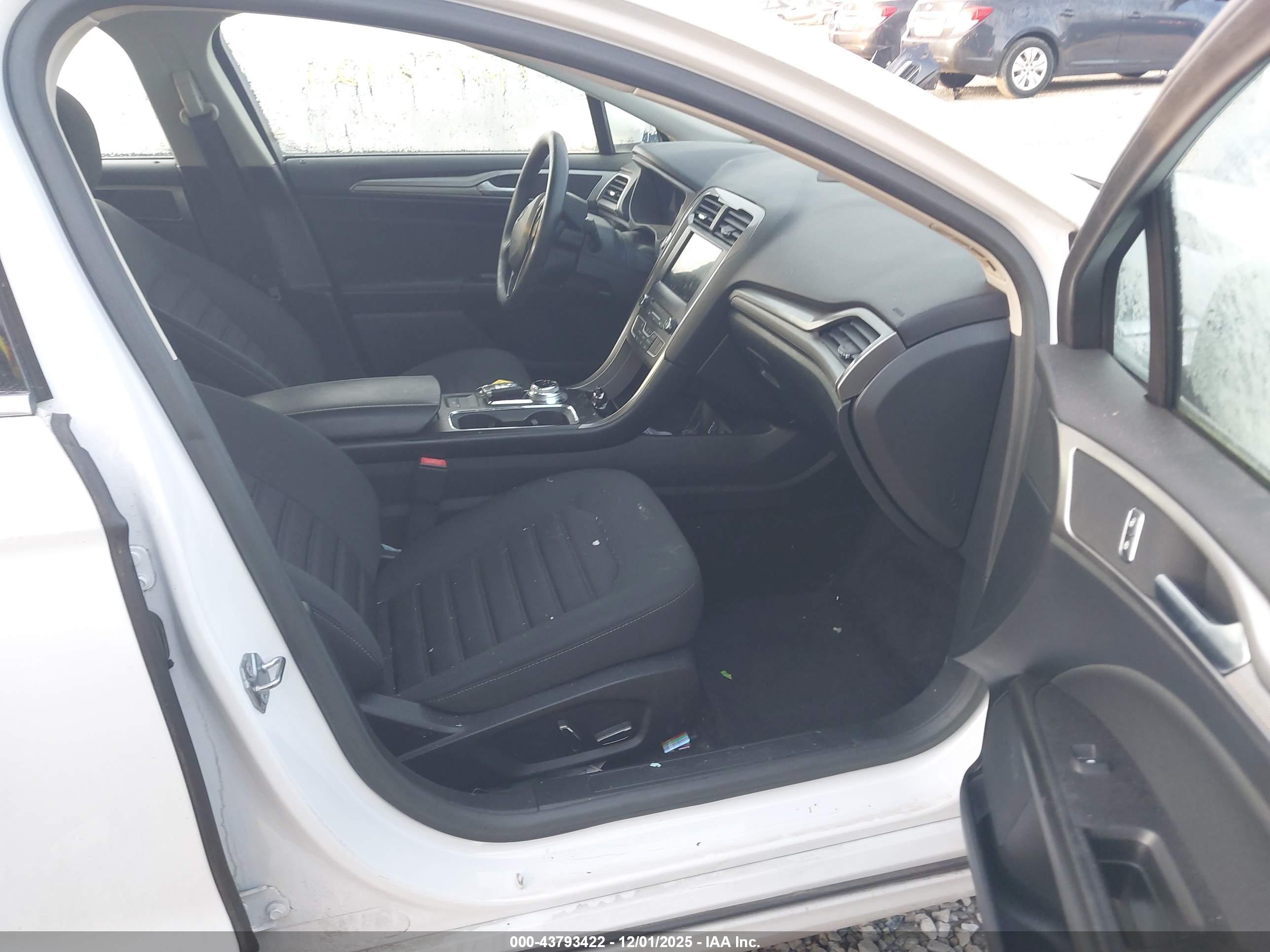 FORD FUSION image 5