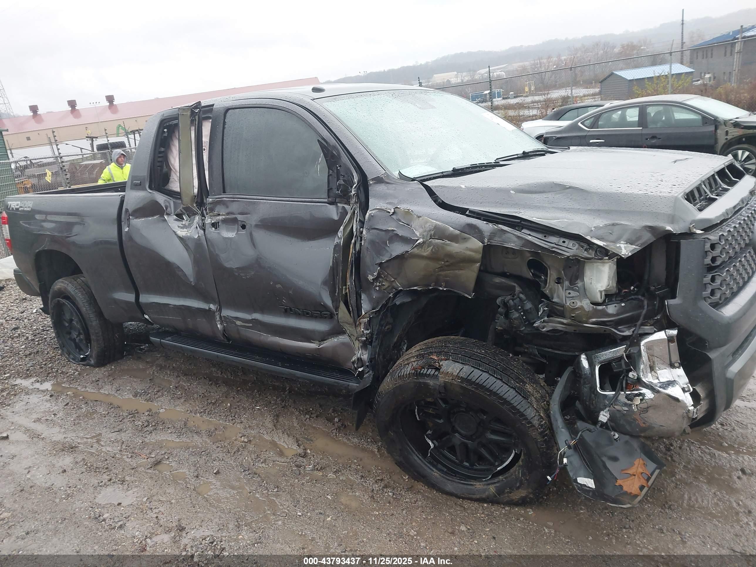 TOYOTA TUNDRA image 6