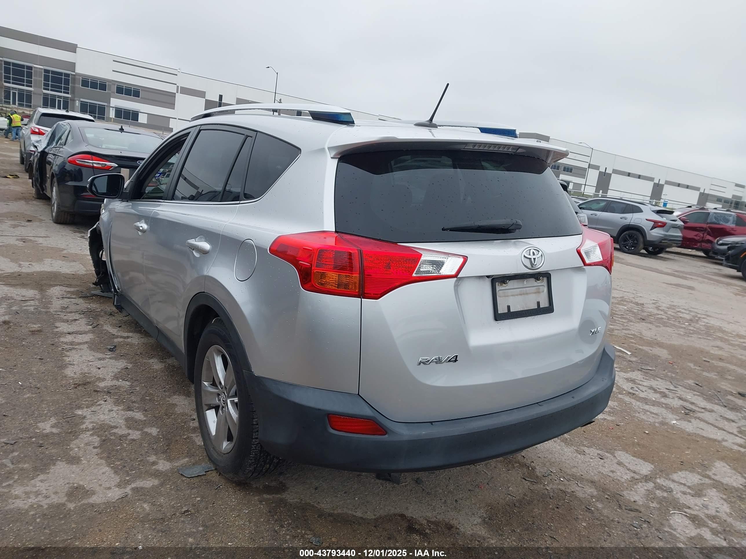 TOYOTA RAV4 image 3