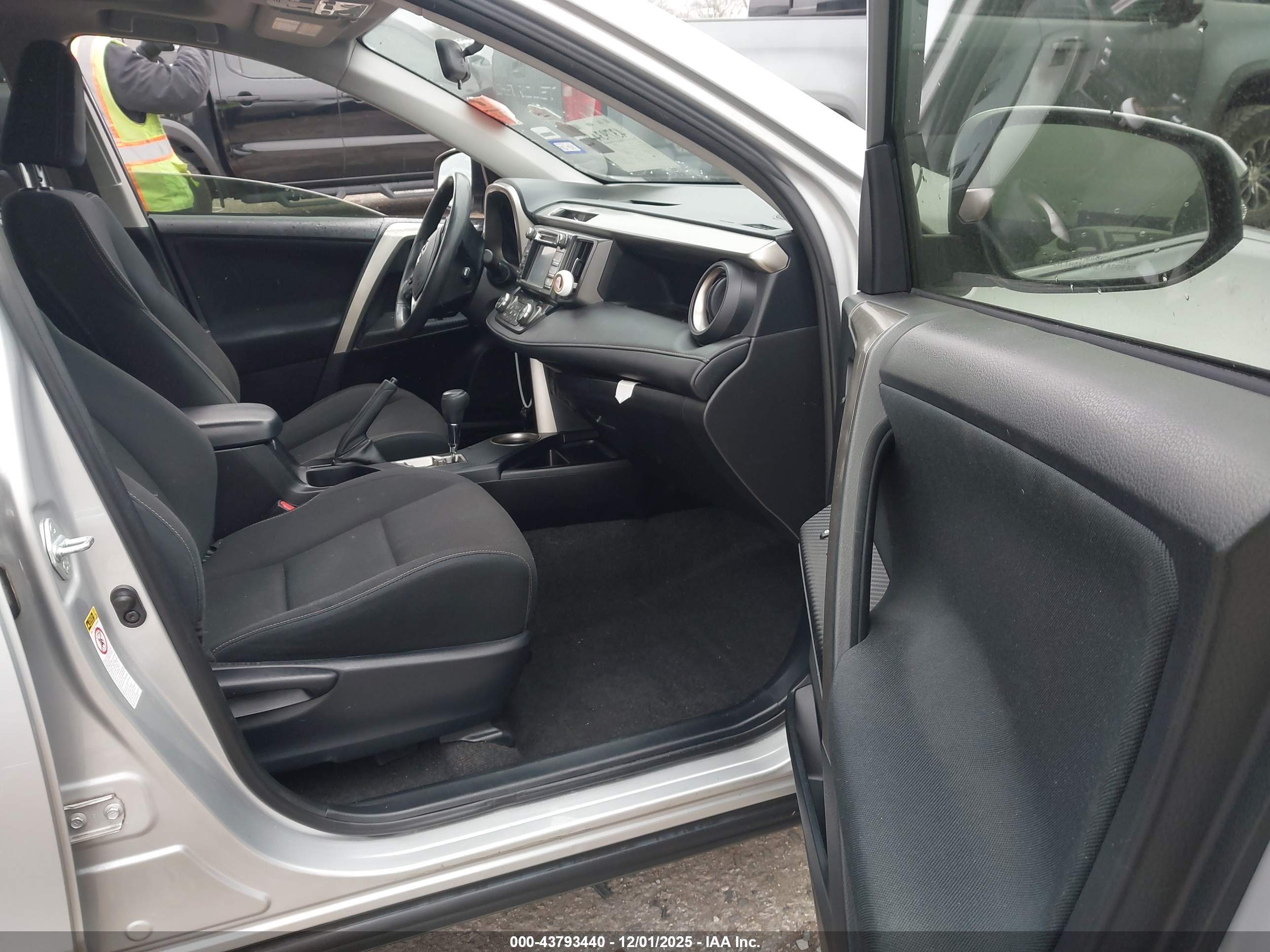 TOYOTA RAV4 image 5