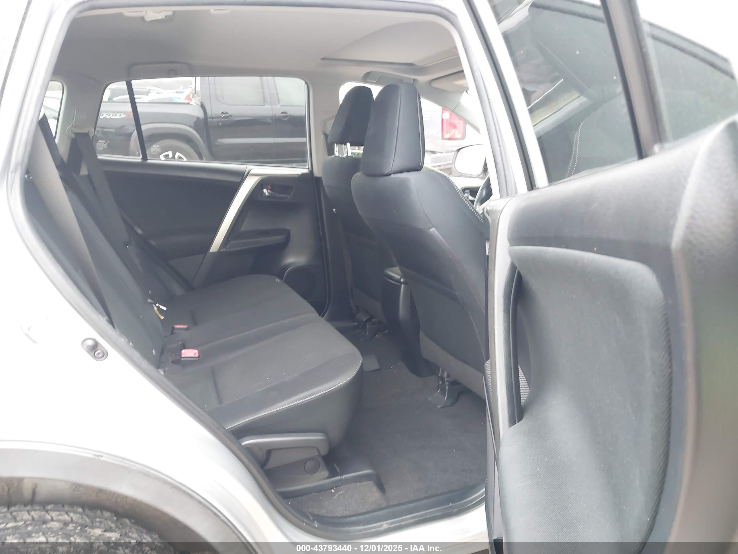 TOYOTA RAV4 image 8