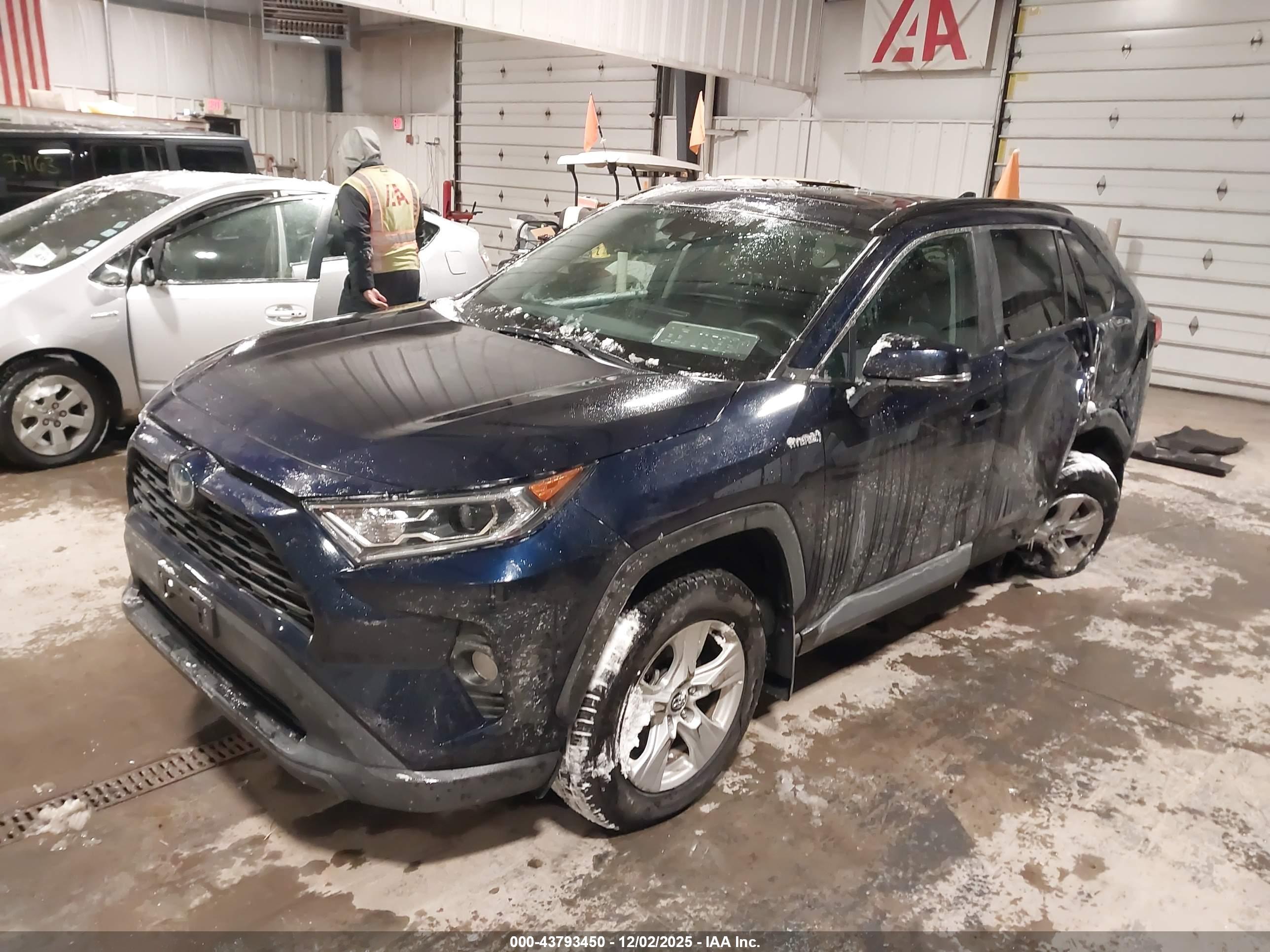 TOYOTA RAV4 image 2