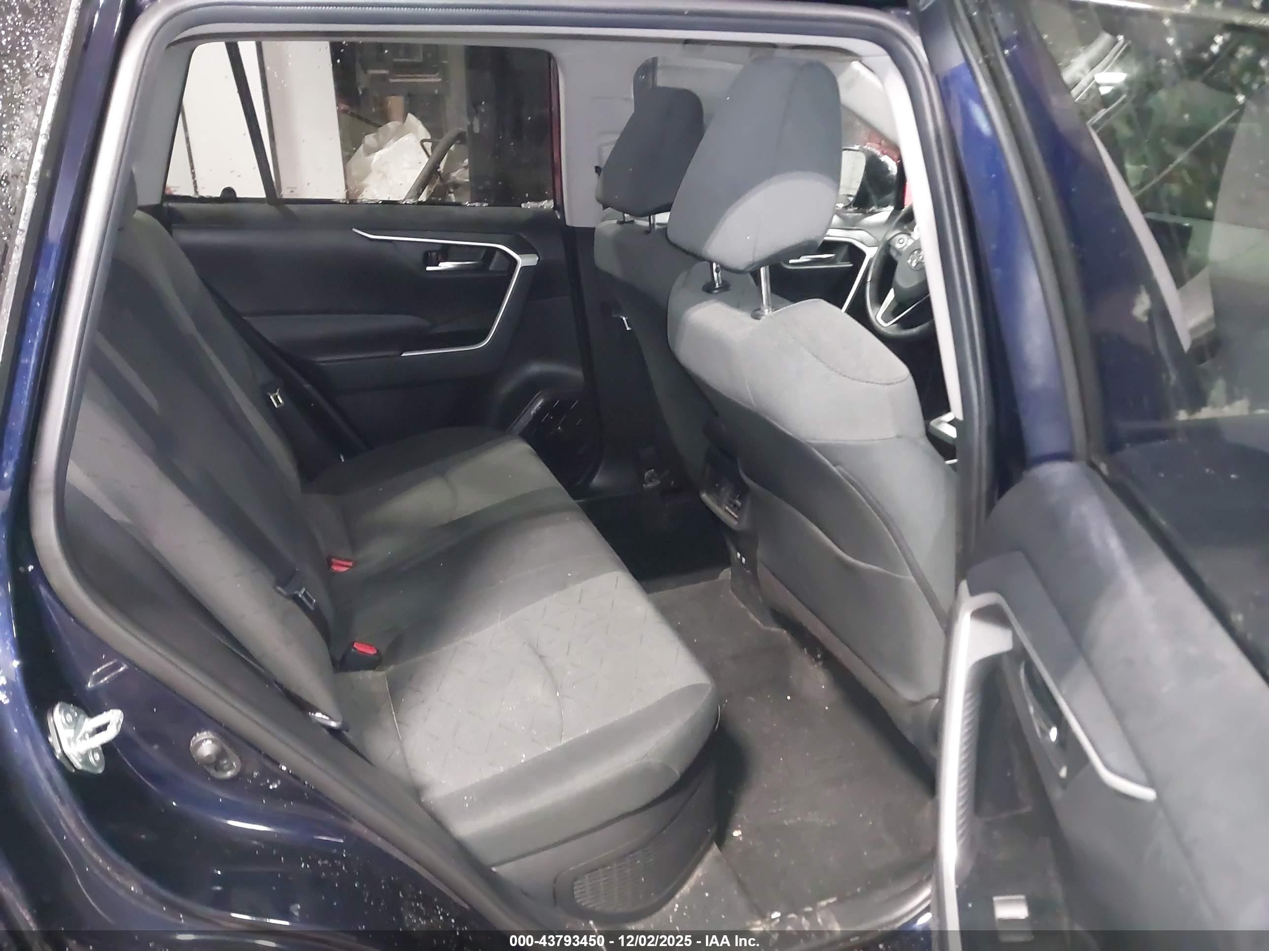 TOYOTA RAV4 image 8