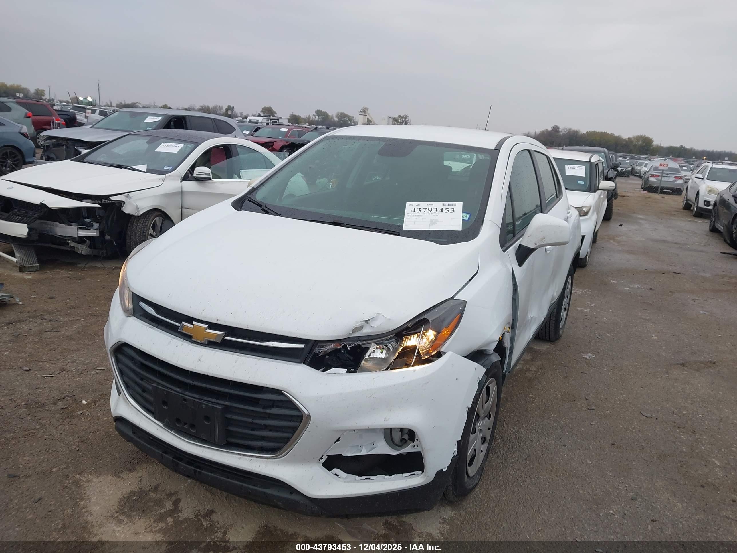 CHEVROLET TRAX image 2