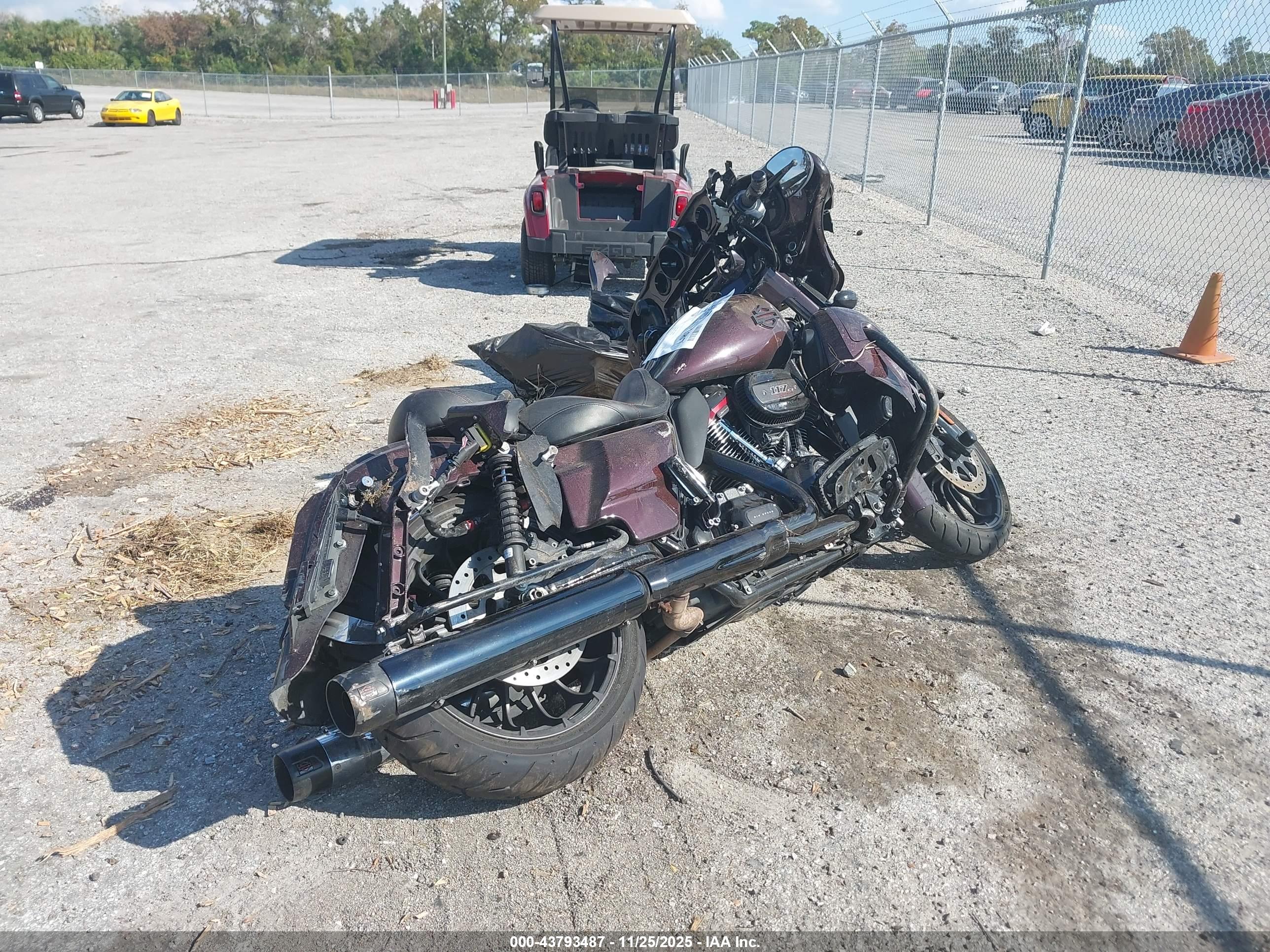 HARLEY-DAVIDSON FLHXSE image 4