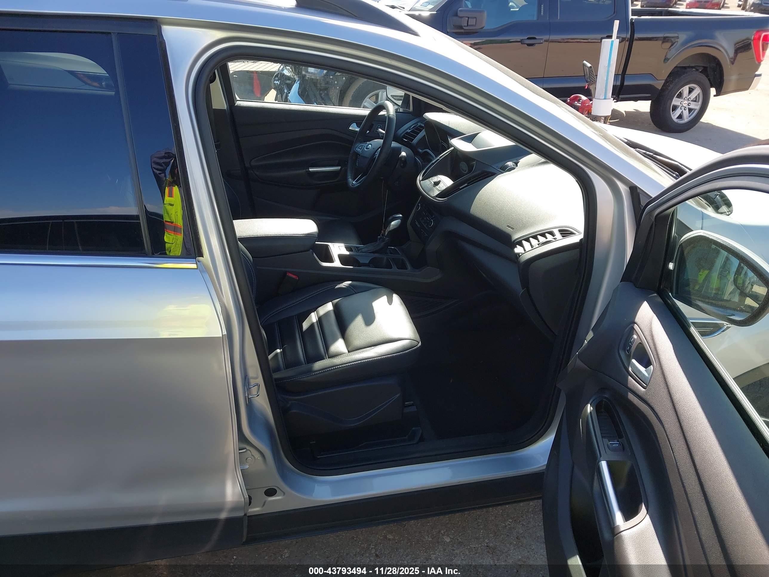 FORD ESCAPE image 5