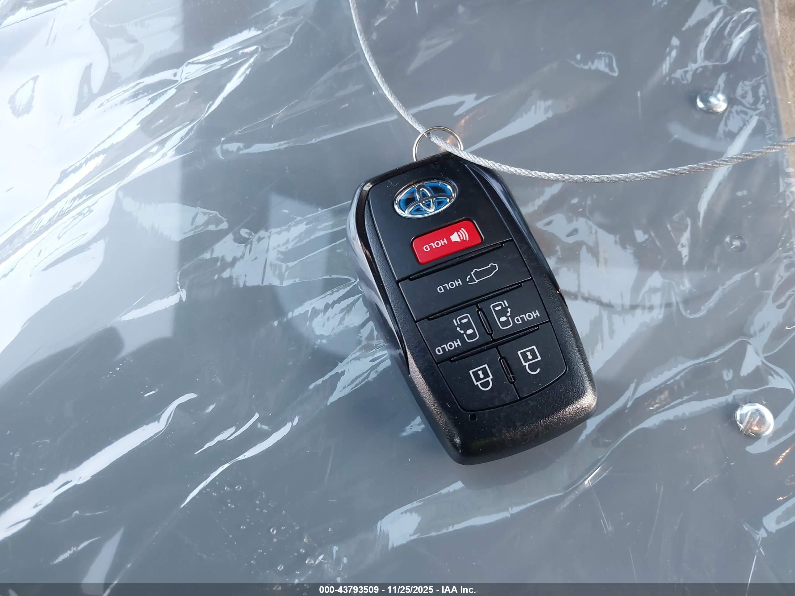 TOYOTA SIENNA image 11