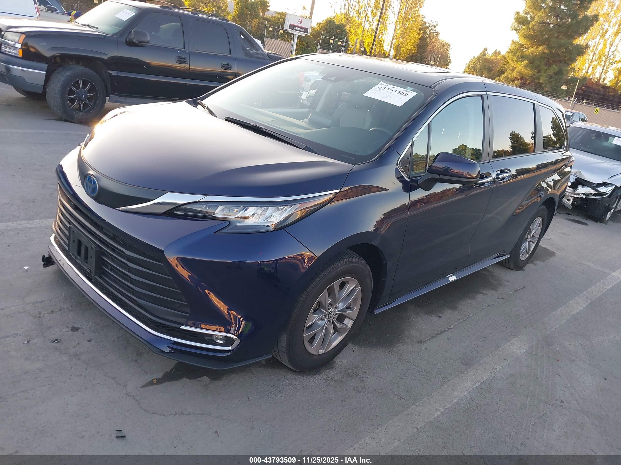TOYOTA SIENNA image 2