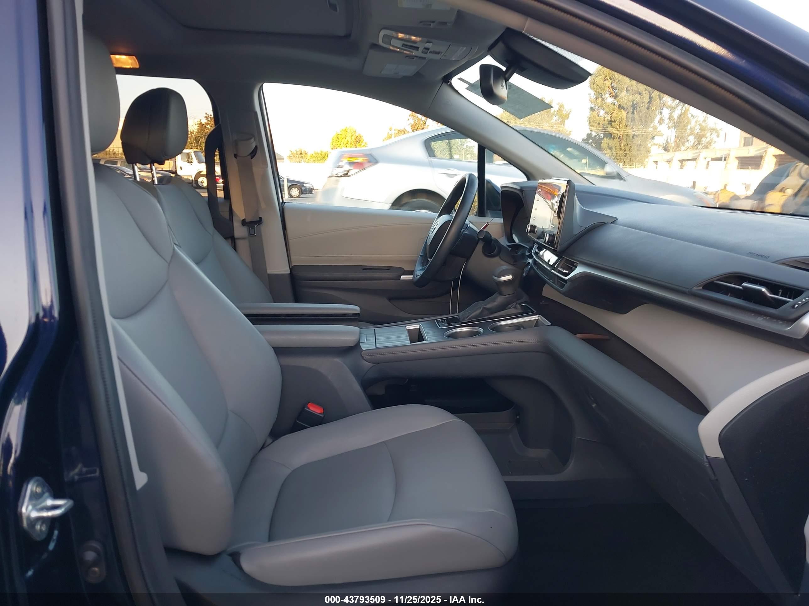 TOYOTA SIENNA image 5