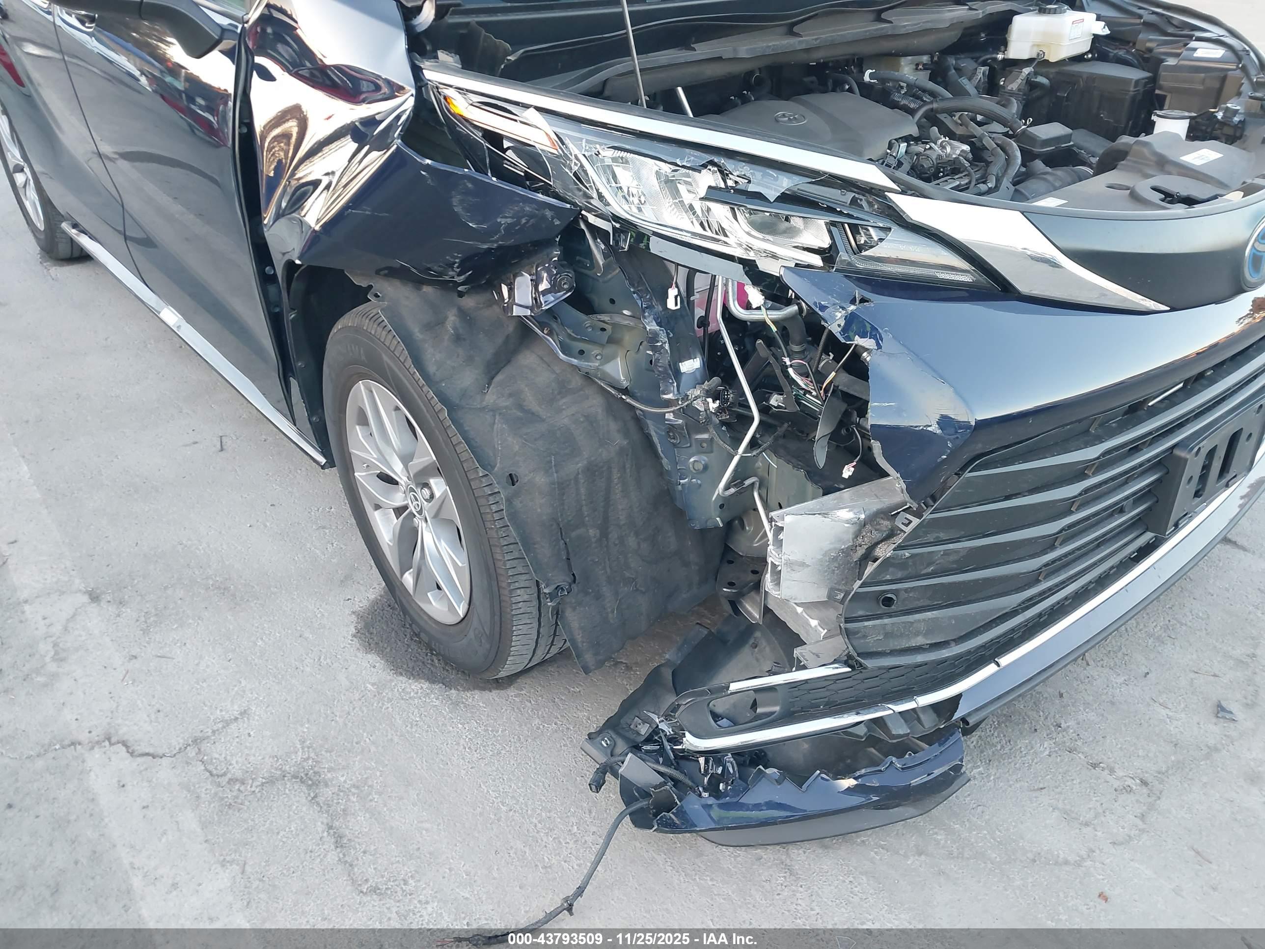 TOYOTA SIENNA image 6