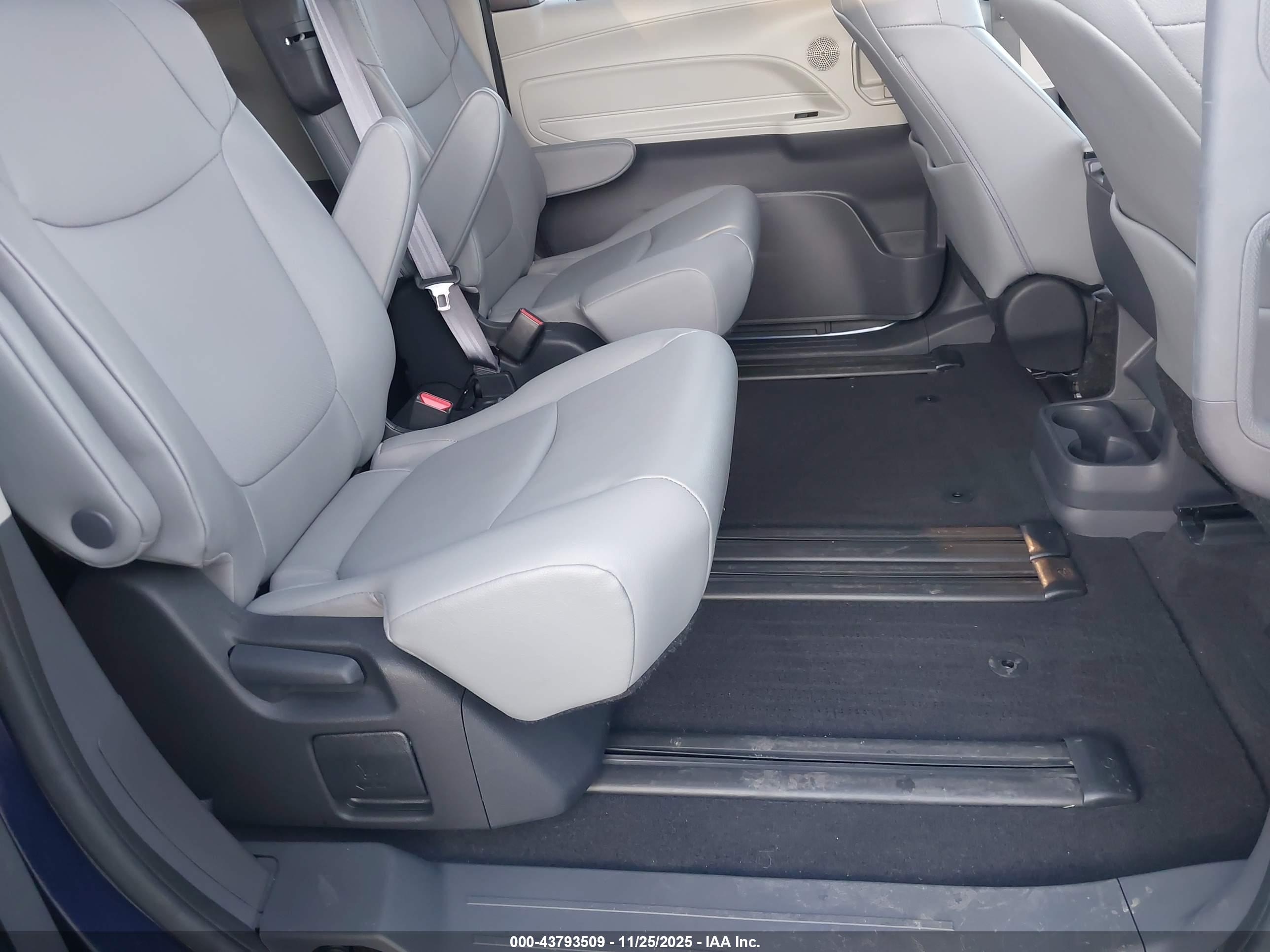 TOYOTA SIENNA image 8