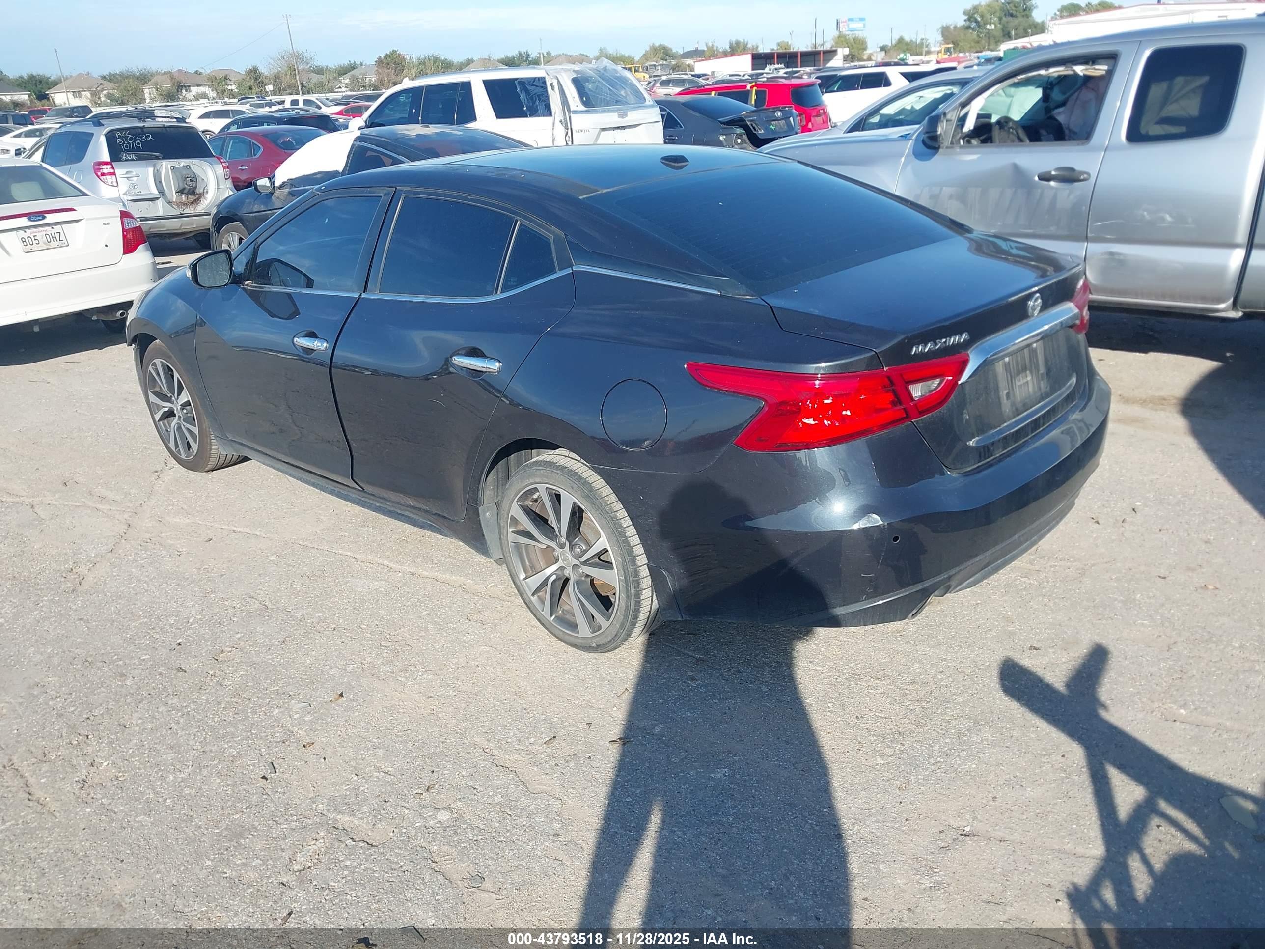 NISSAN MAXIMA image 3