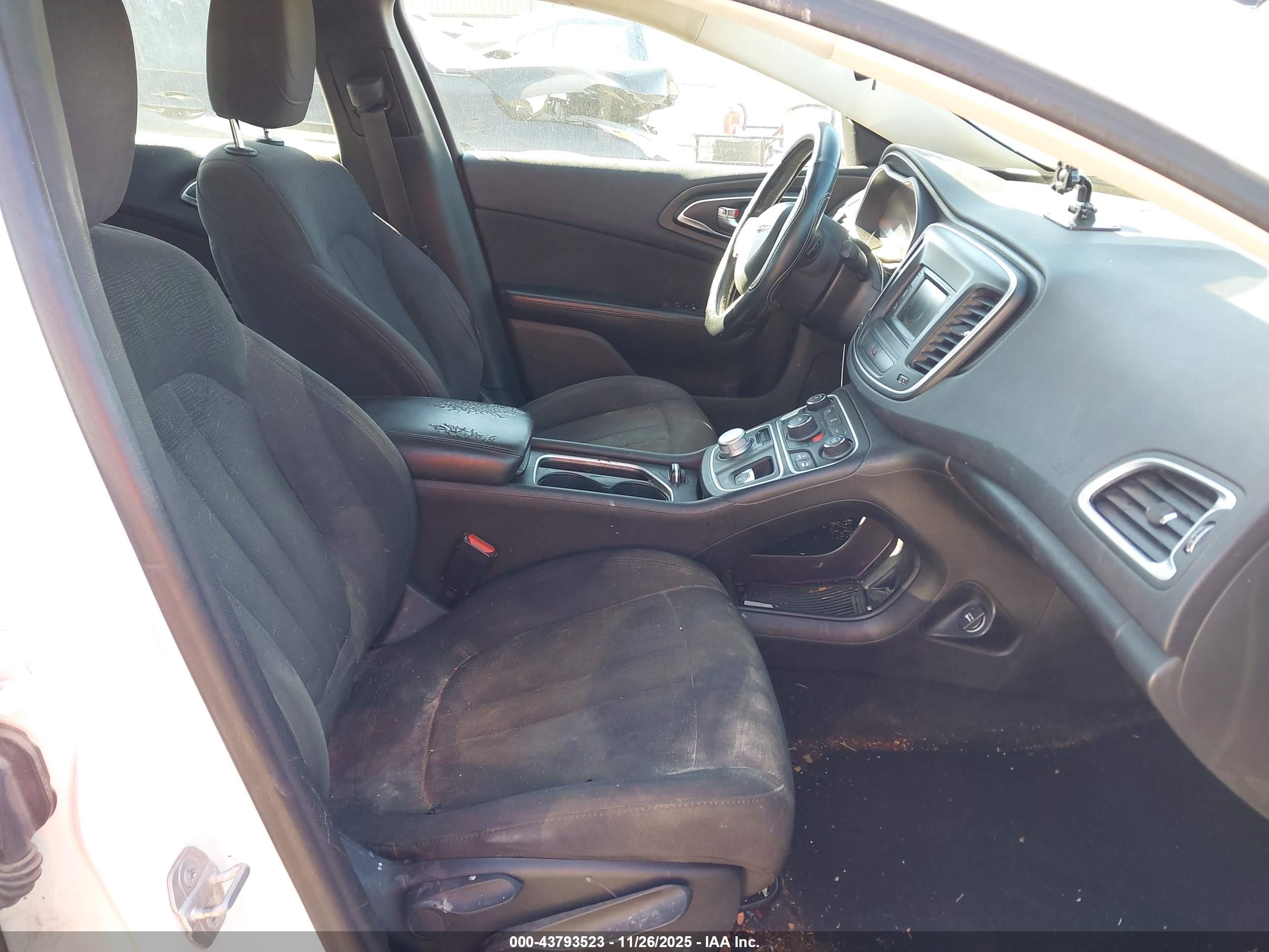 CHRYSLER 200 image 5
