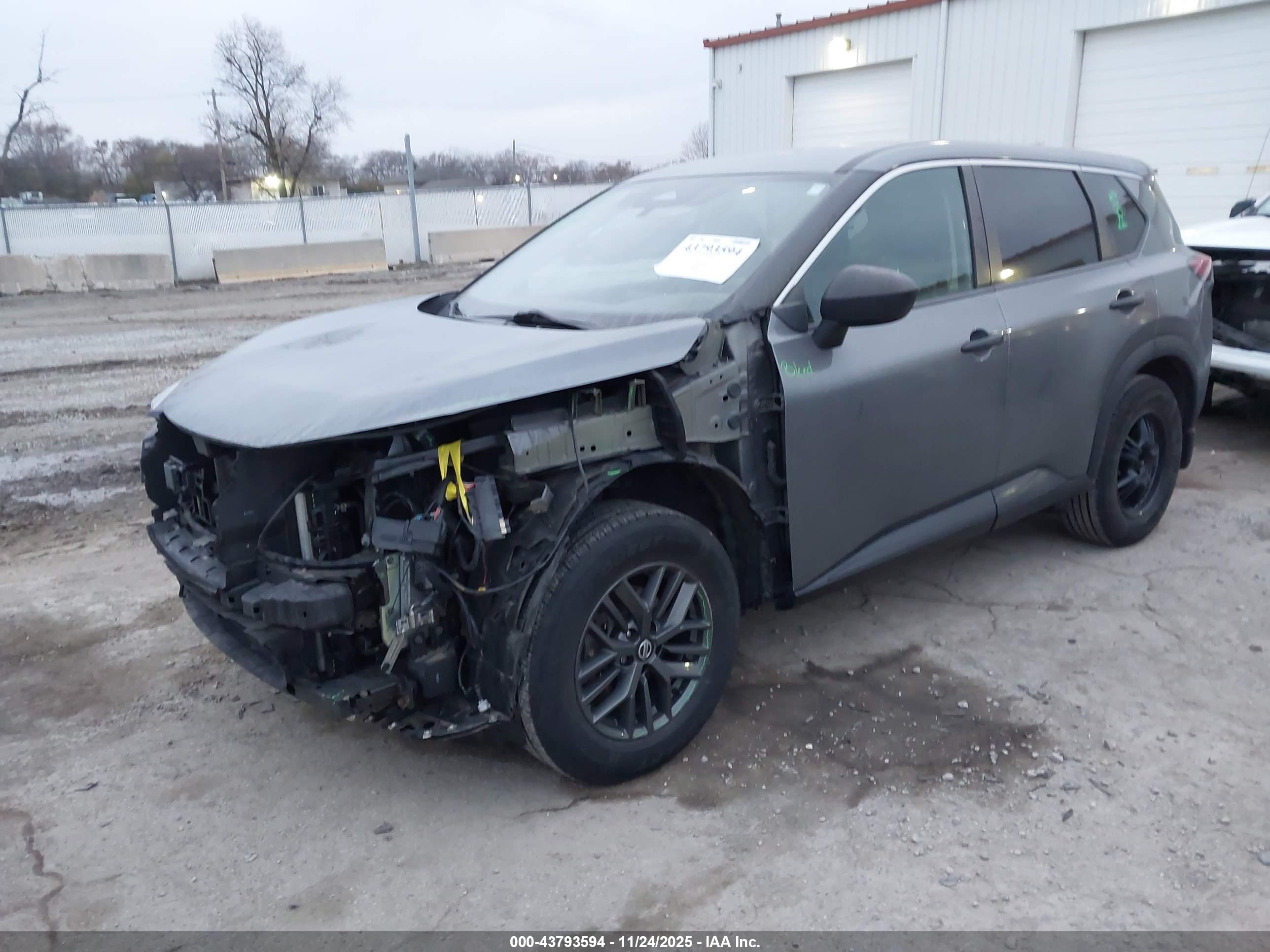 NISSAN ROGUE image 2