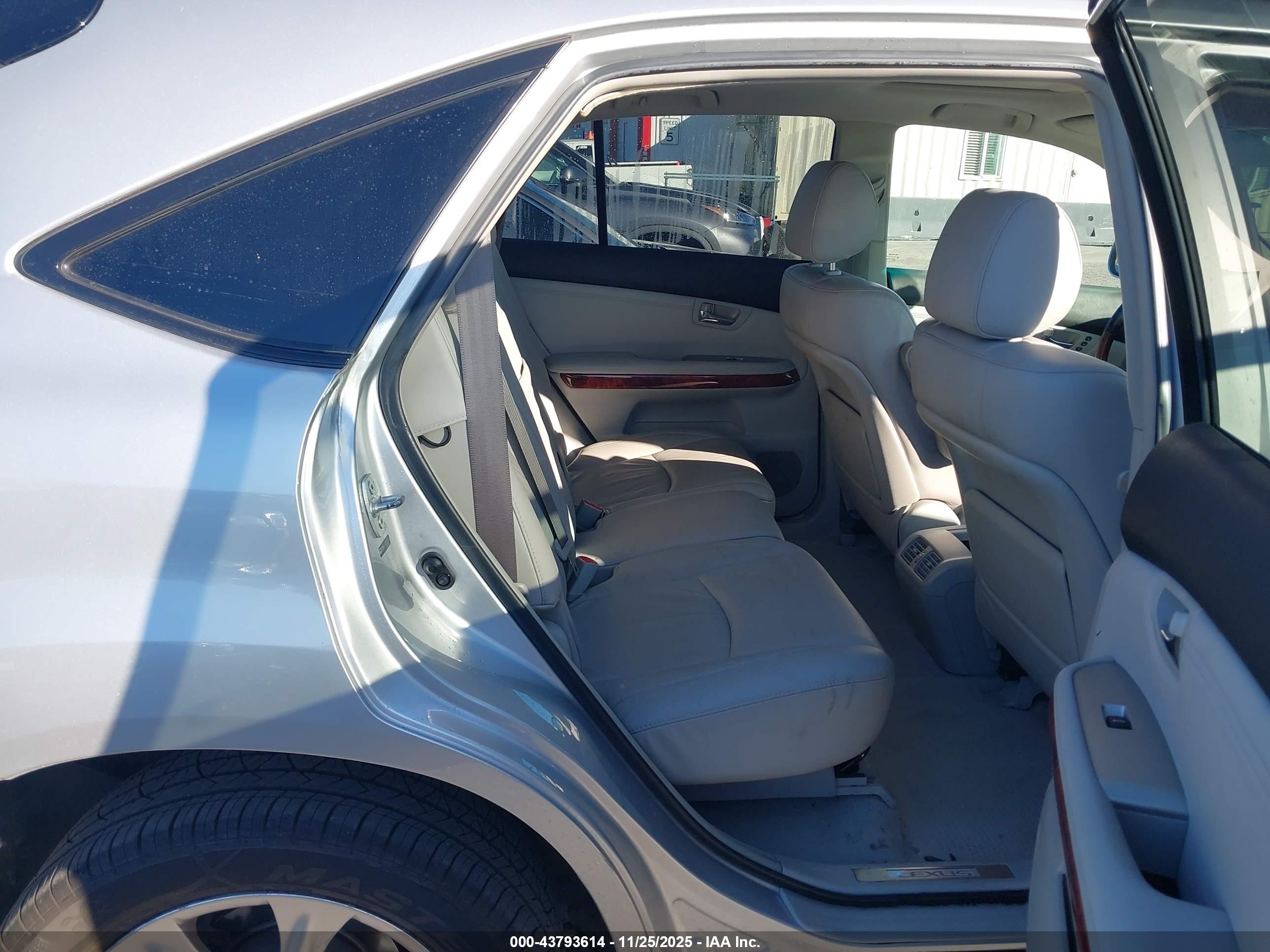 LEXUS RX image 8