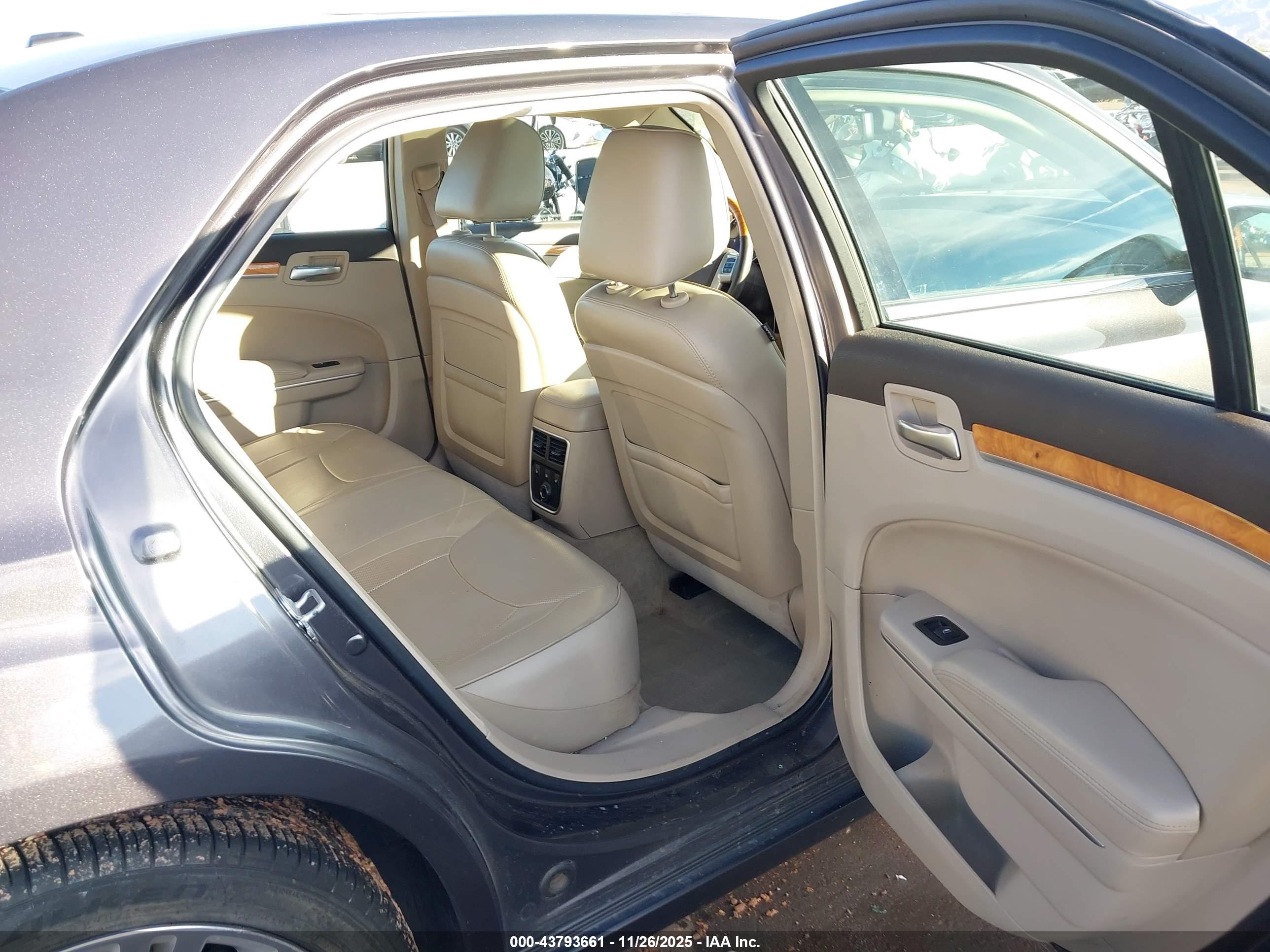 CHRYSLER 300C image 8
