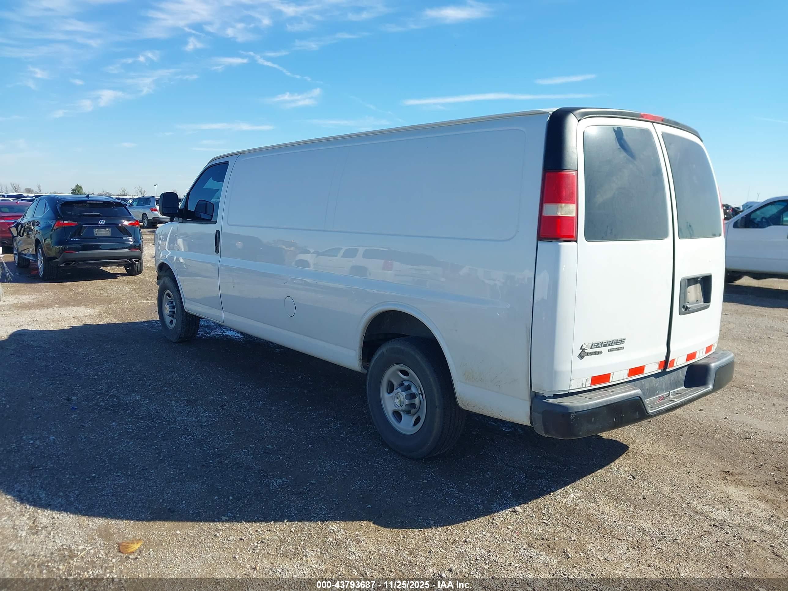 CHEVROLET EXPRESS image 3
