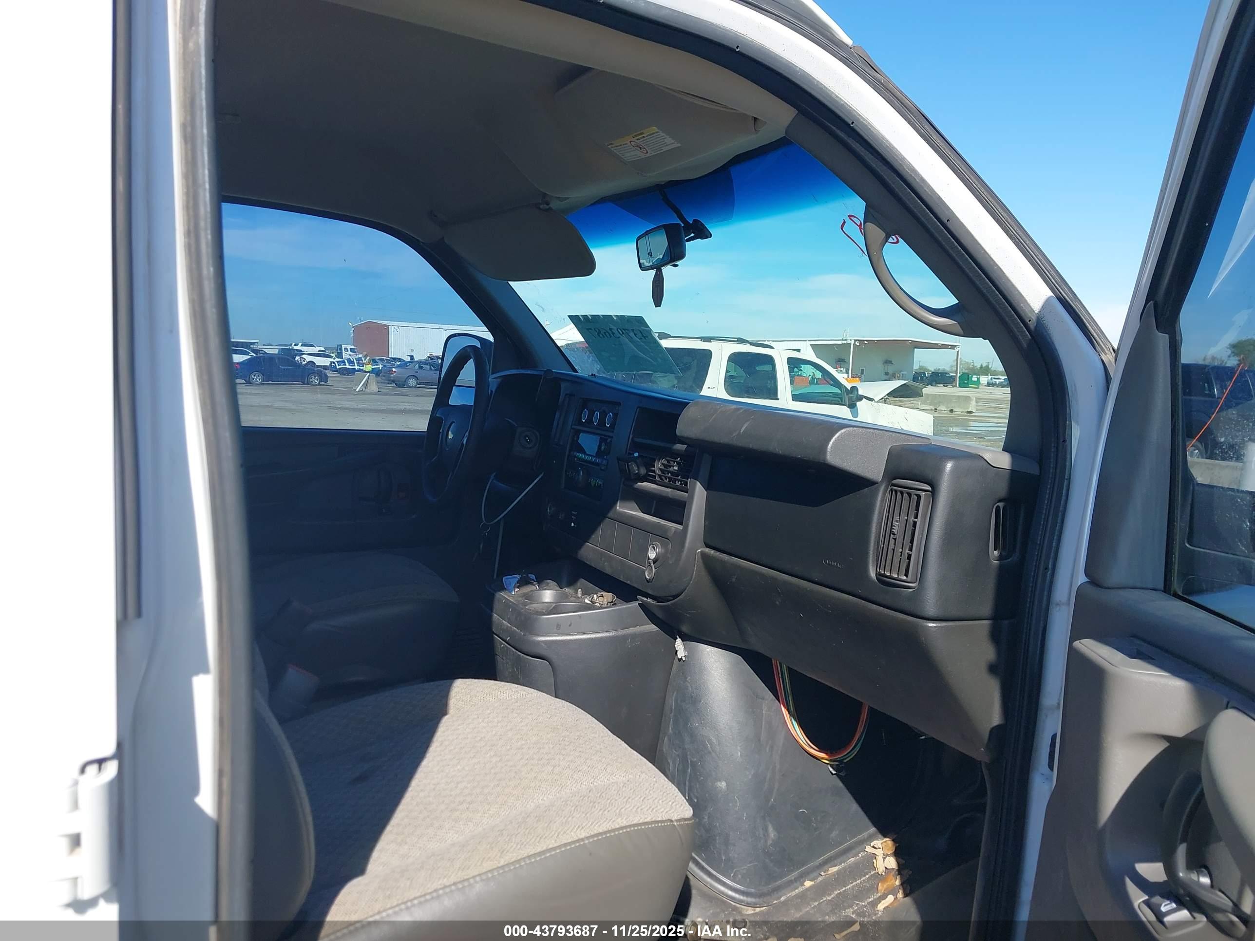 CHEVROLET EXPRESS image 5