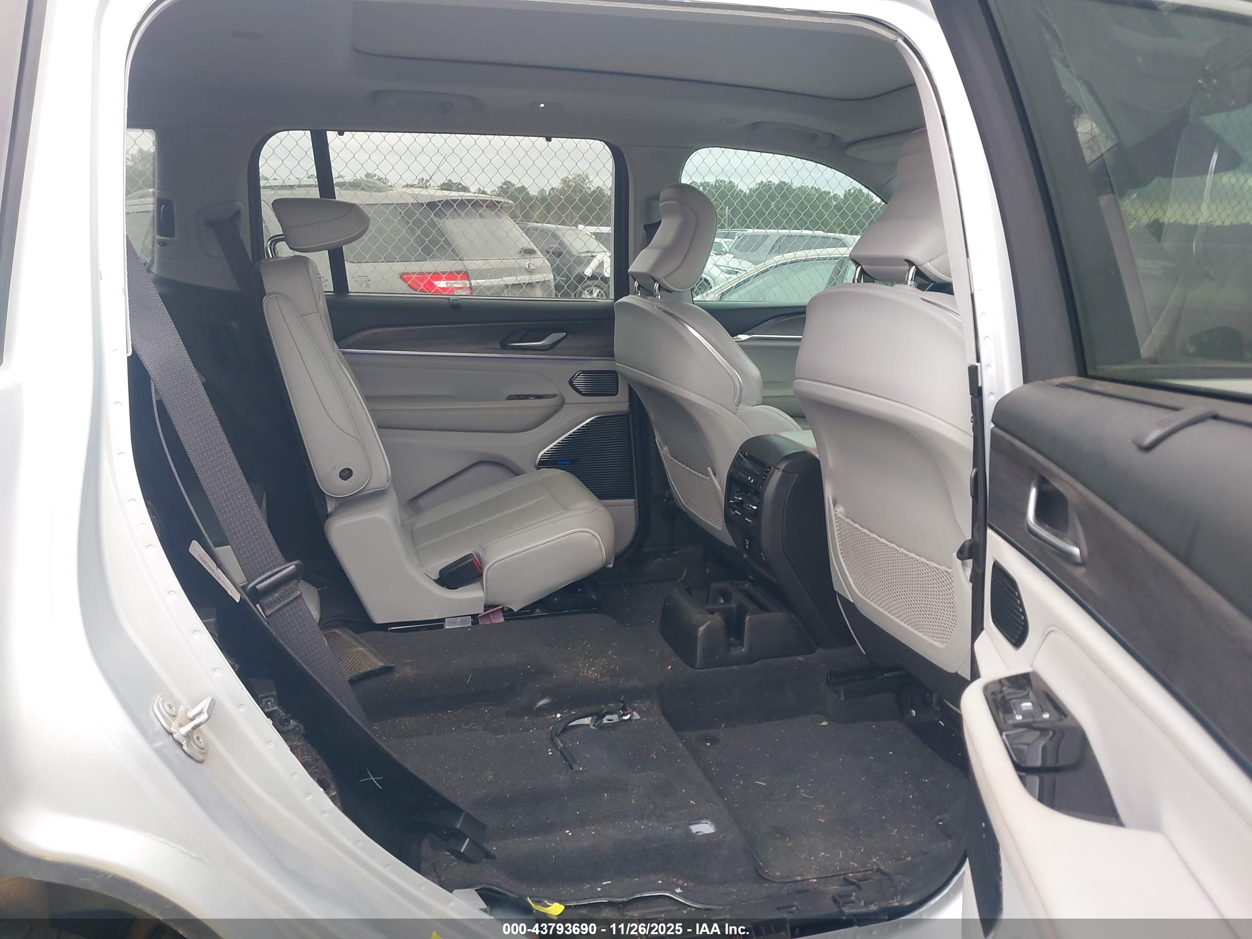 JEEP GRAND image 8
