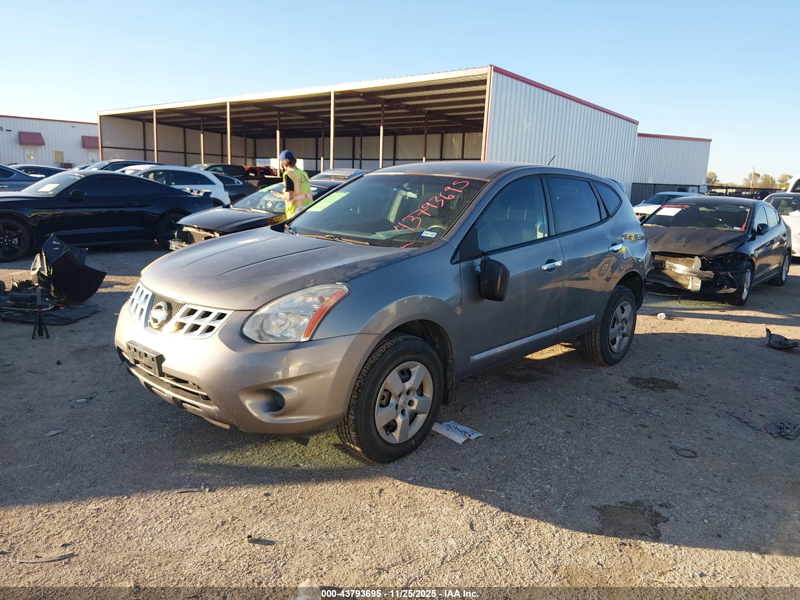 NISSAN ROGUE image 2