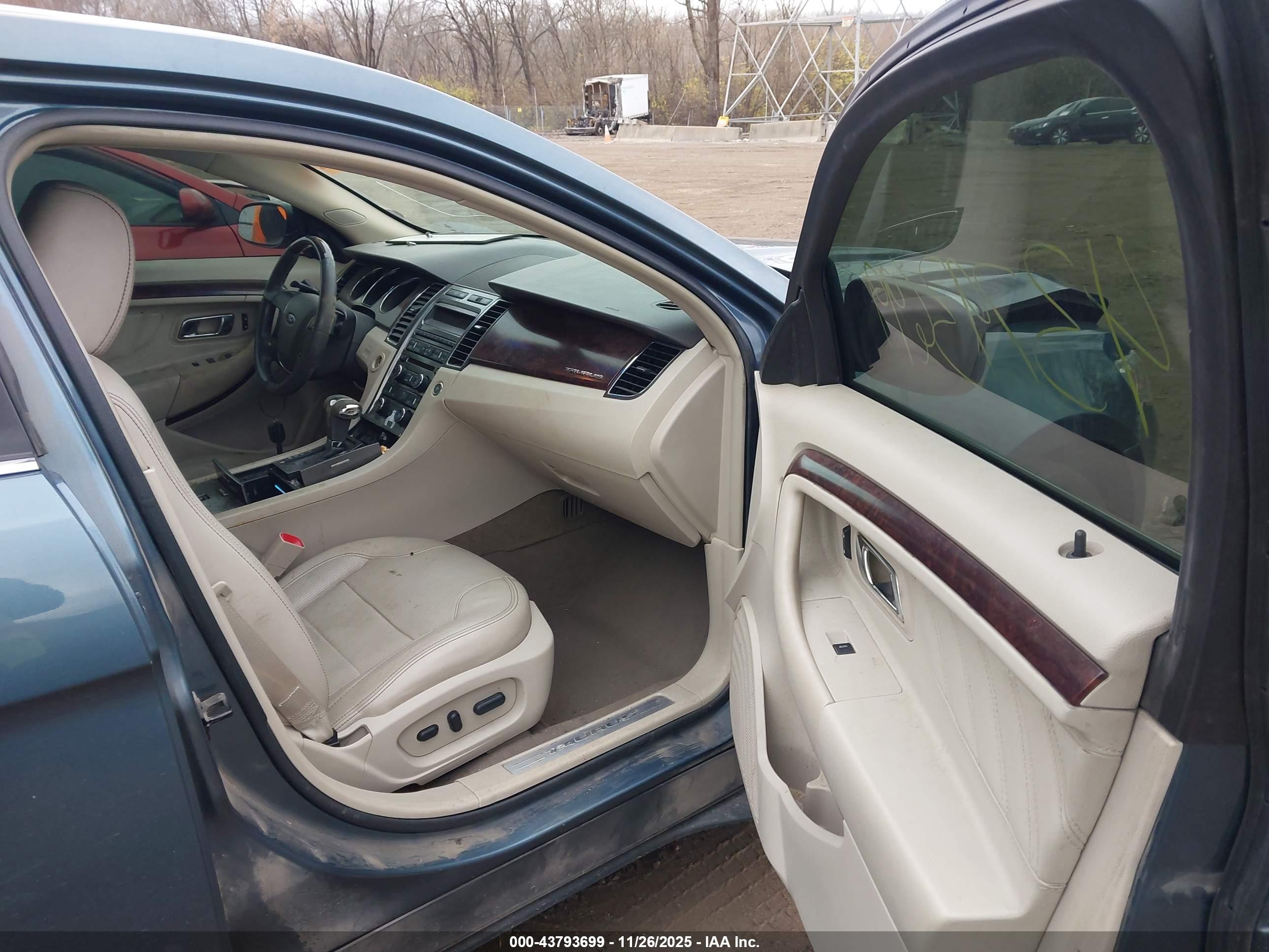 FORD TAURUS image 5