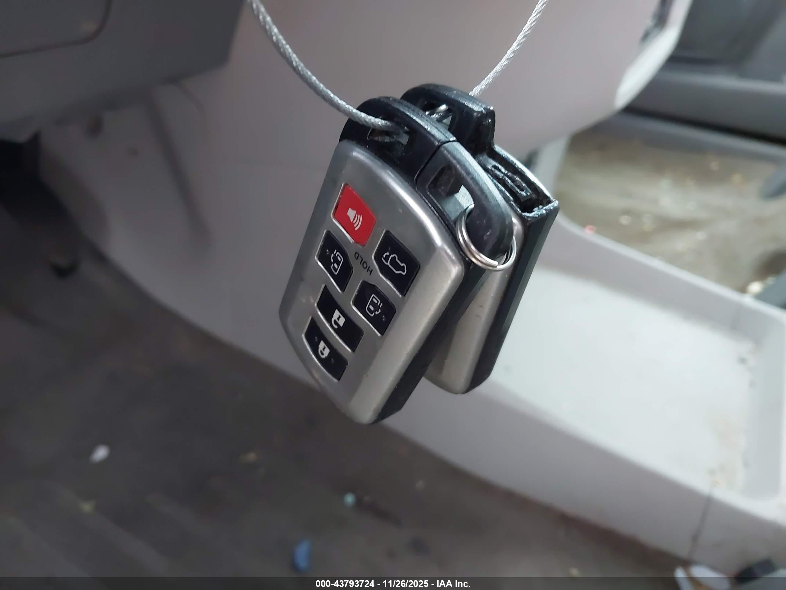 TOYOTA SIENNA image 11