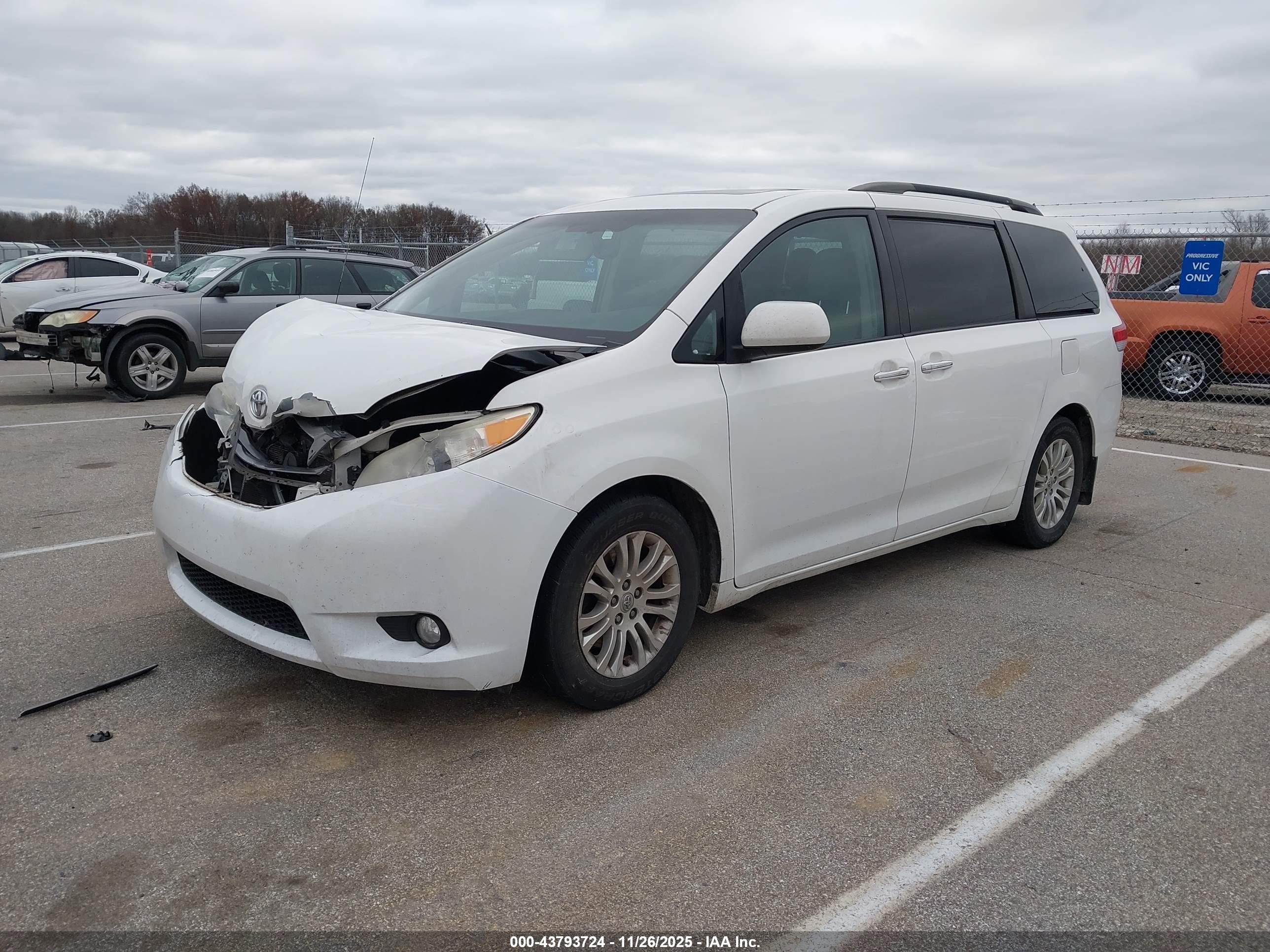 TOYOTA SIENNA image 2