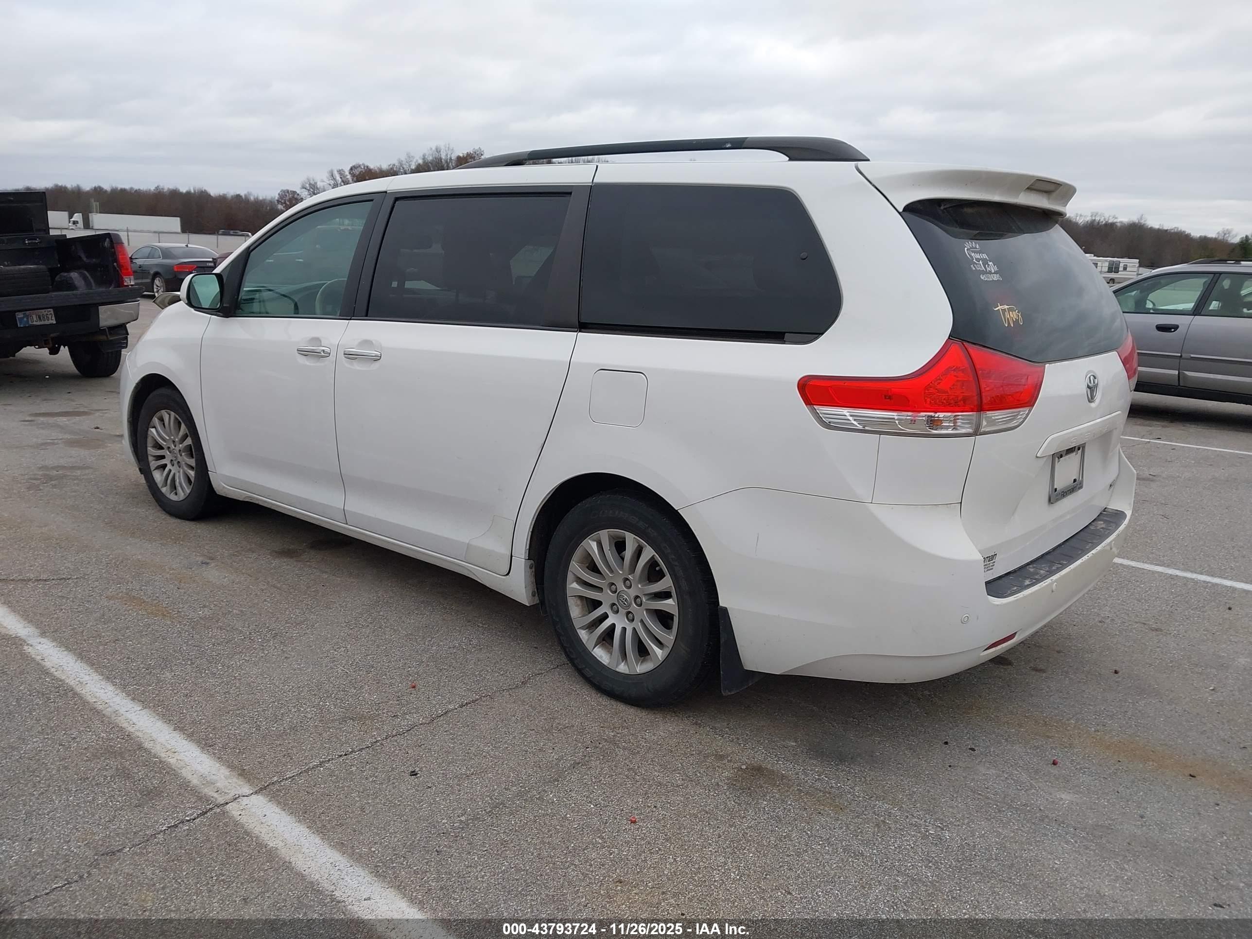 TOYOTA SIENNA image 3