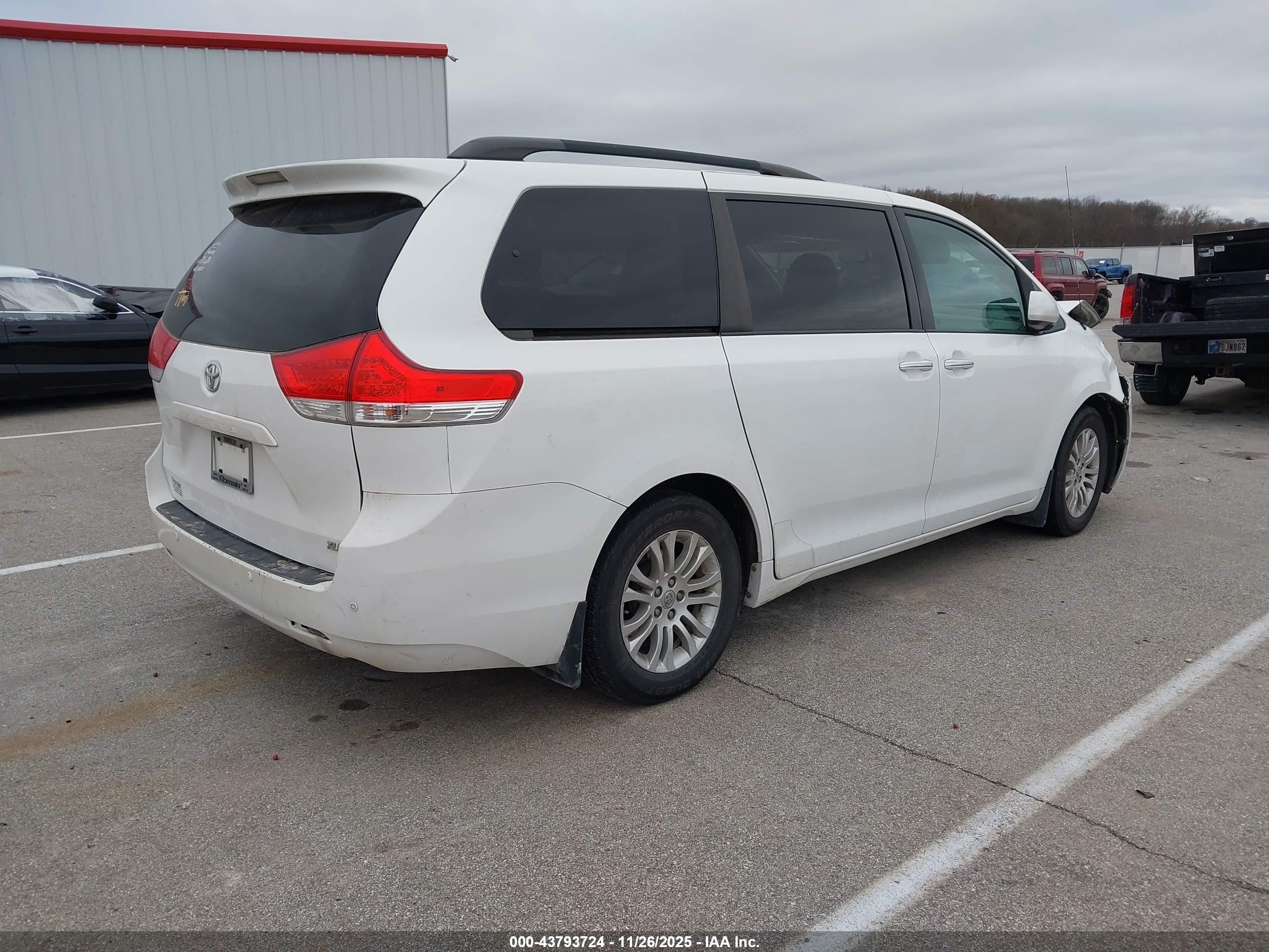 TOYOTA SIENNA image 4