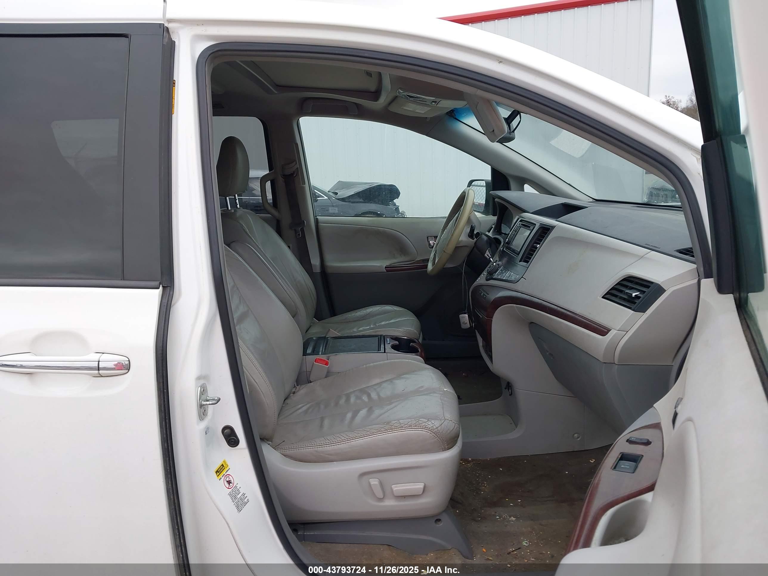 TOYOTA SIENNA image 5